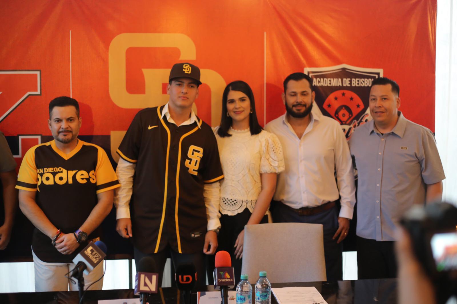 $!Diego Castelo, de la Academia del Pacífico, firma con Padres de San Diego