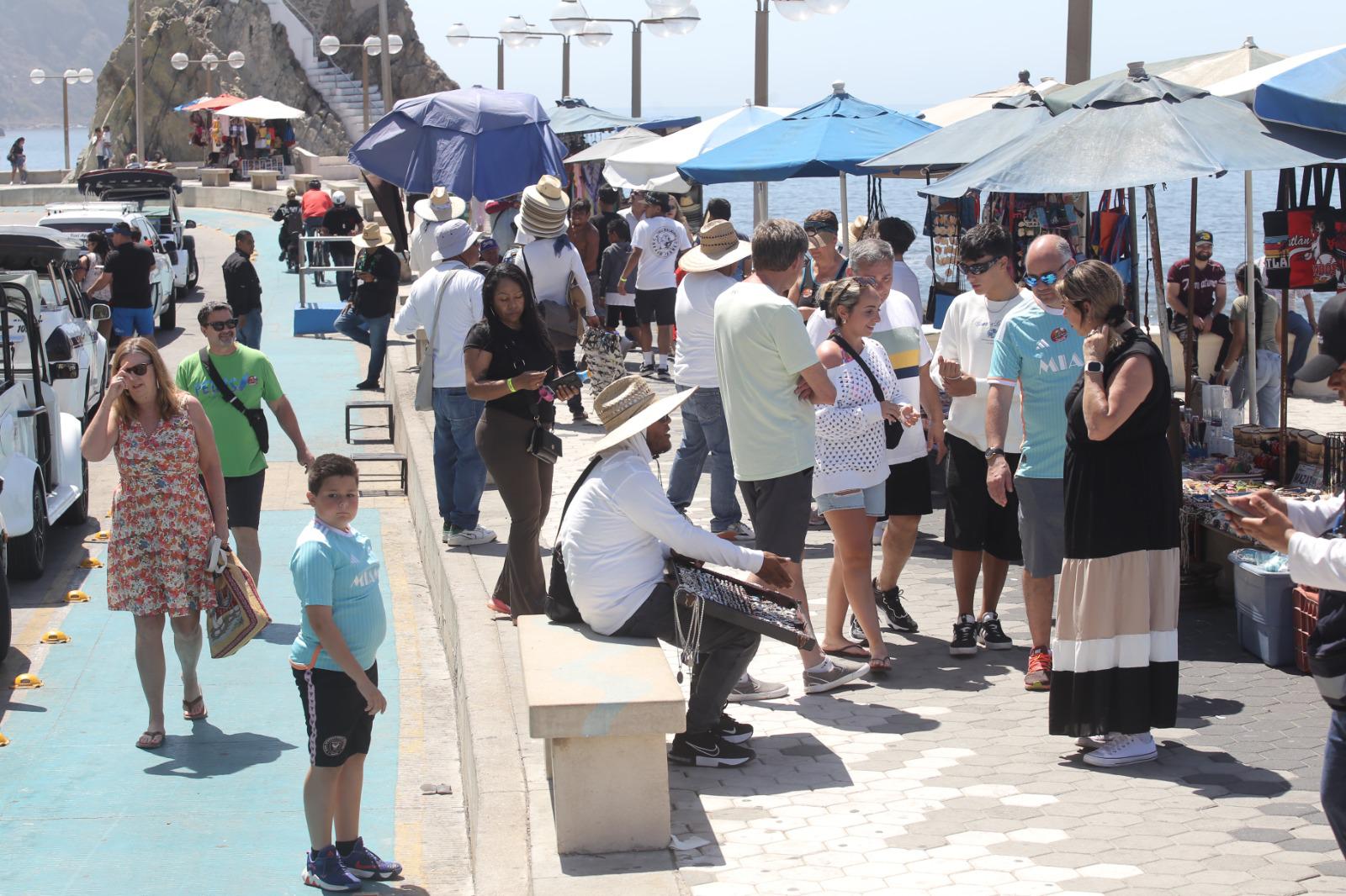 $!Arriba crucero Navigator of the Seas a Mazatlán con 3 mil 891 pasajeros y mil 258 tripulantes