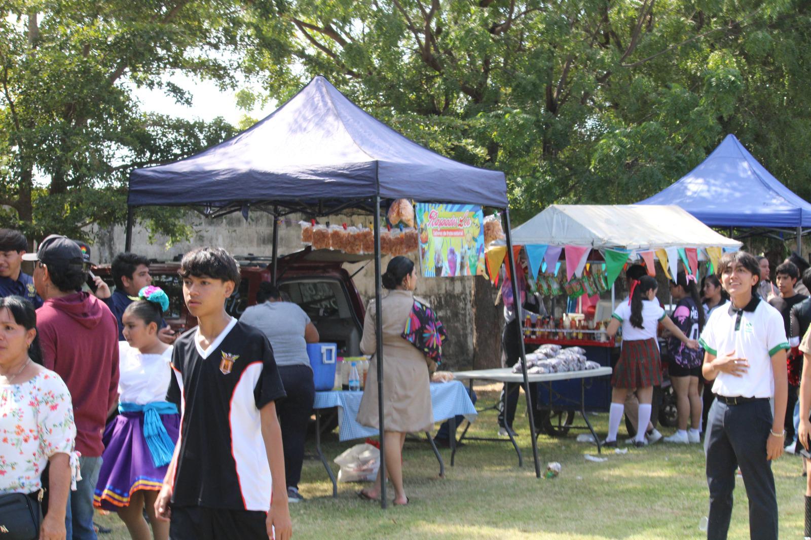 $!Repuntan comerciantes y ventas en desfile por la Revolución Mexicana en Rosario