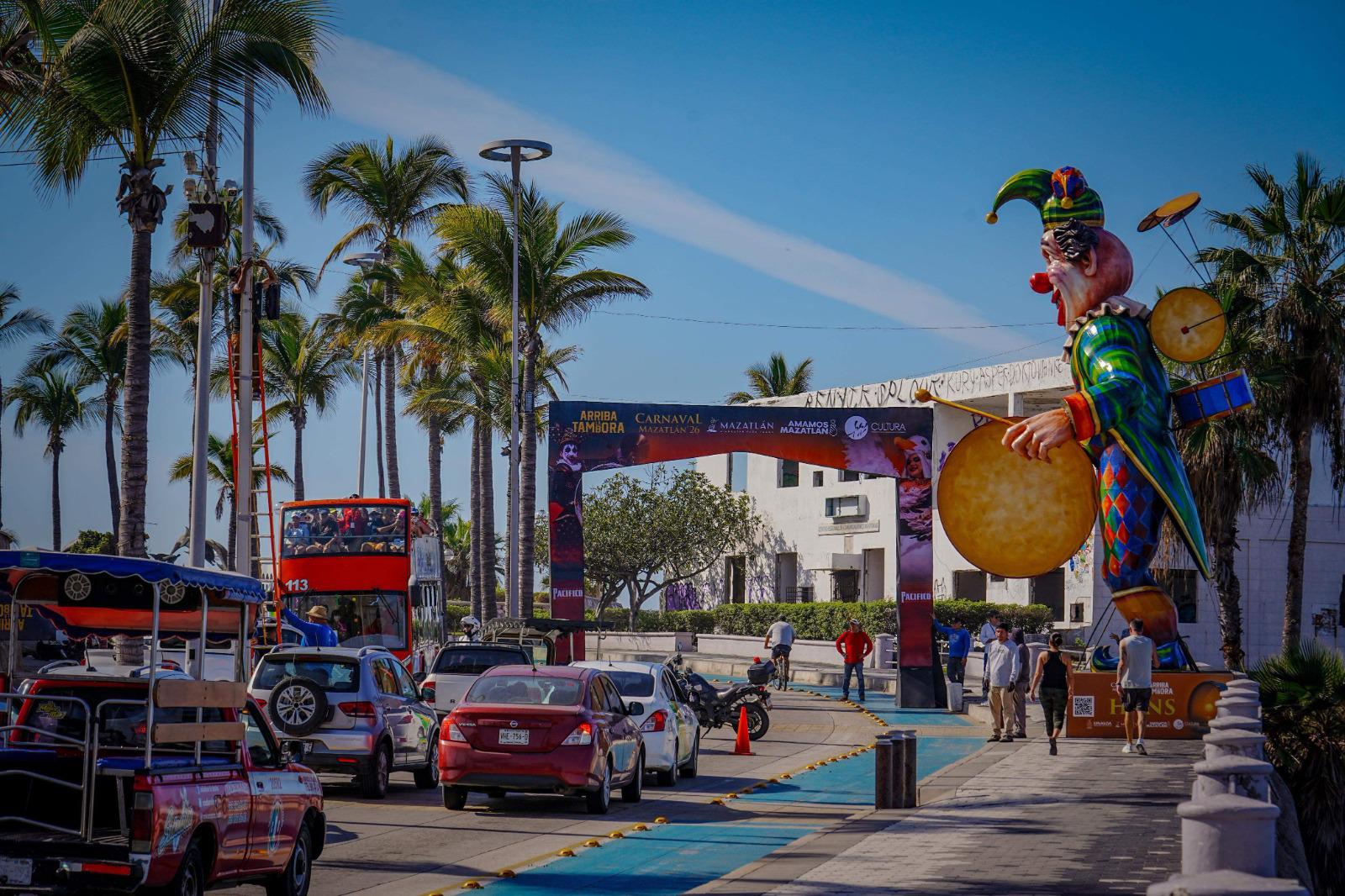 $!Colocan los arcos en los accesos a las zonas carnavaleras en Mazatlán