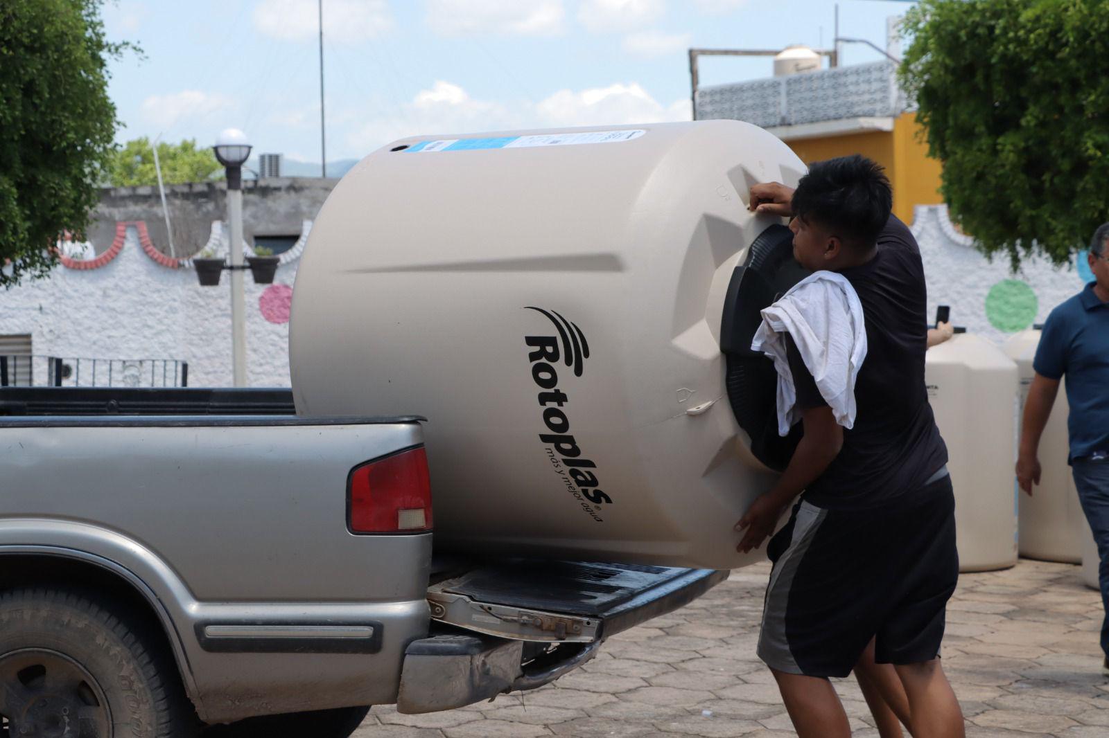 $!Entregan 86 contenedores de agua, en Rosario