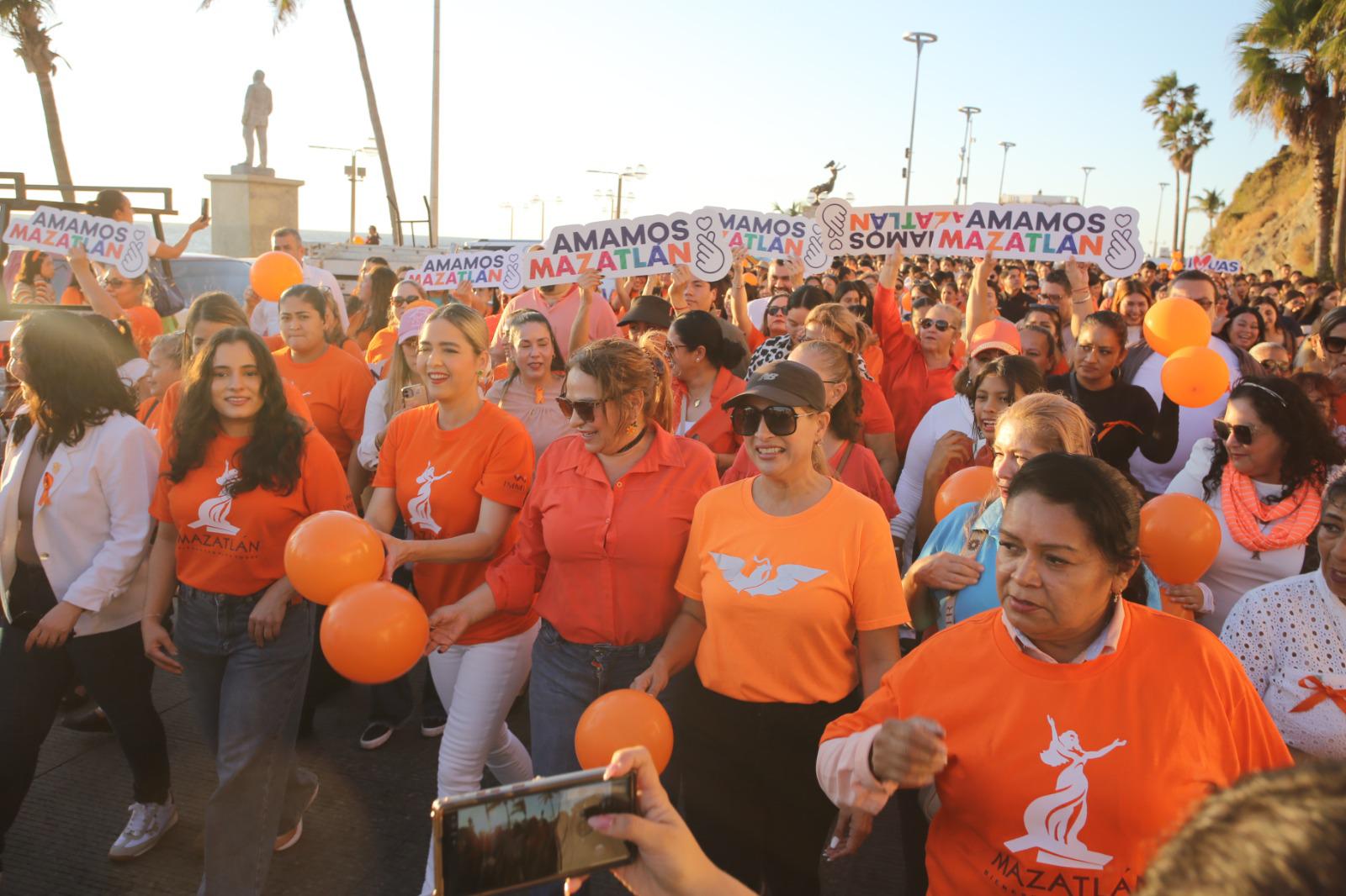 $!Marchan por el Día Internacional de la Eliminación de la Violencia contra la Mujer e iluminan de naranja el Palacio Municipal