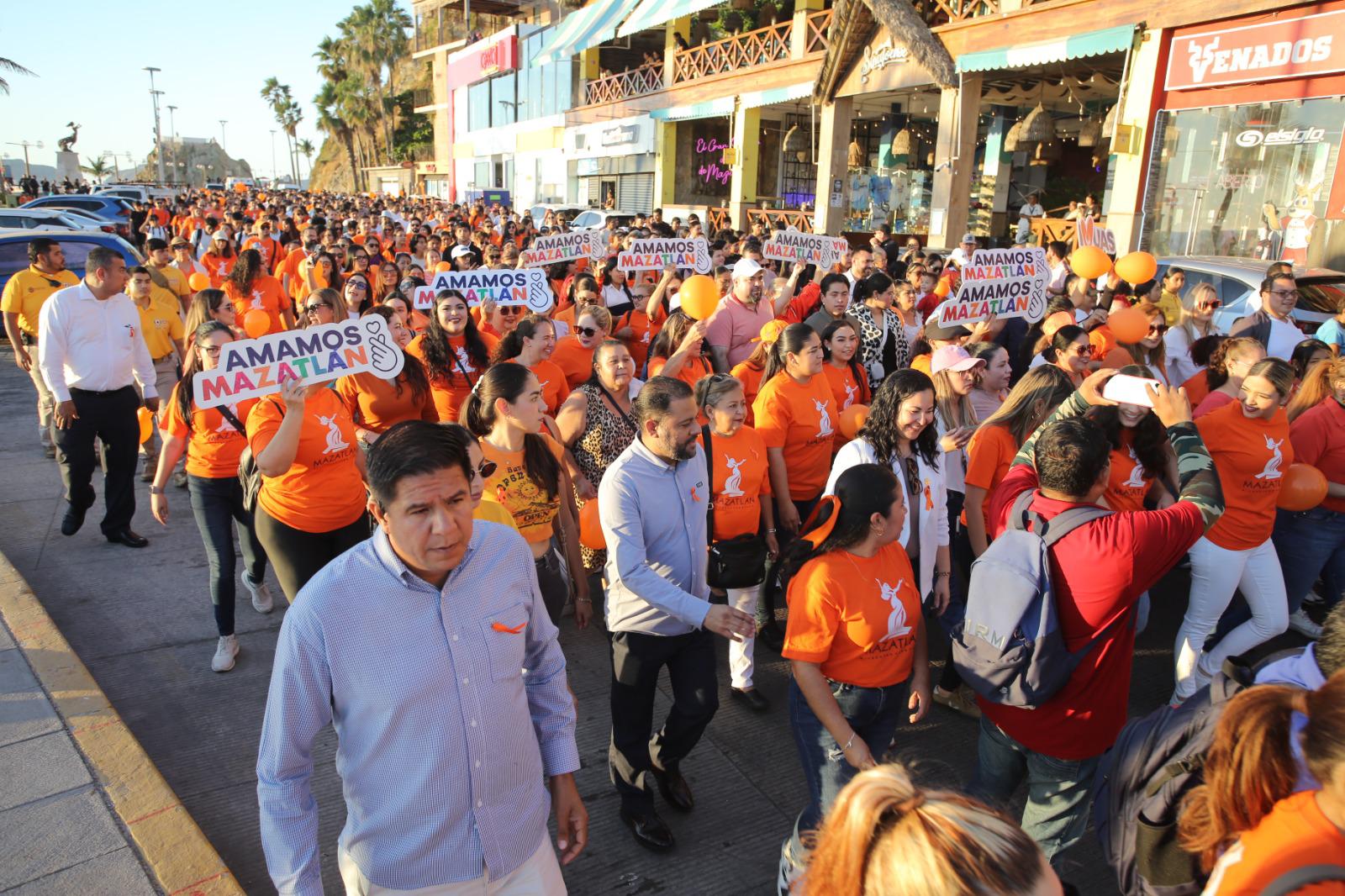 $!Marchan por el Día Internacional de la Eliminación de la Violencia contra la Mujer e iluminan de naranja el Palacio Municipal