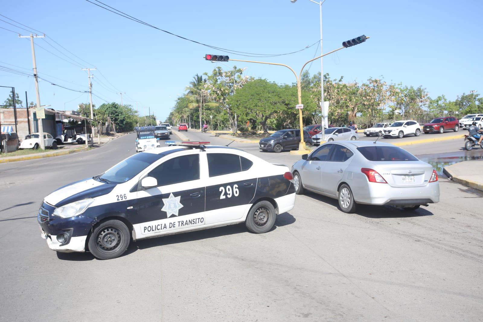 $!Bloquean de nuevo avenida vecinos de la Colonia Juárez, en Mazatlán, por fugas de aguas negras