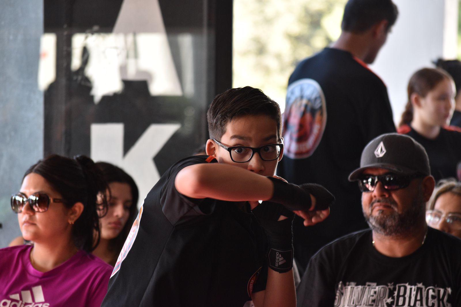 $!Suben de grado alumnos de Academia de Kickboxing Suzaku