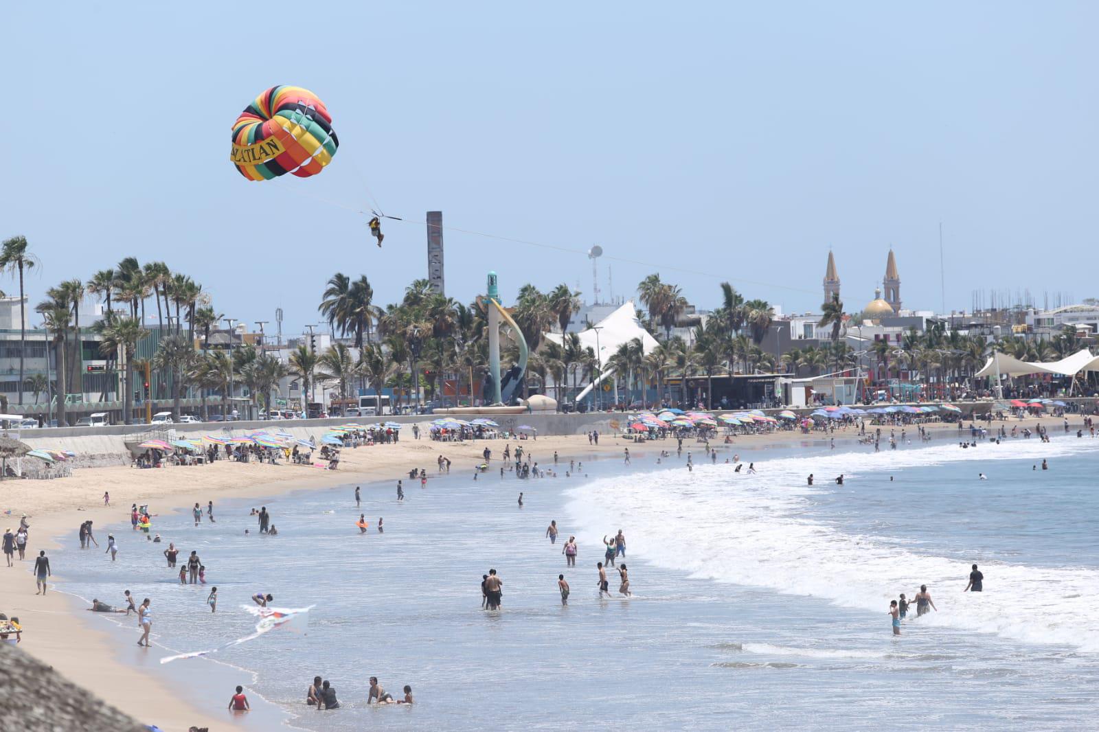 $!Alrededor de 1,500 bañistas disfrutan este sábado las playas de Mazatlán