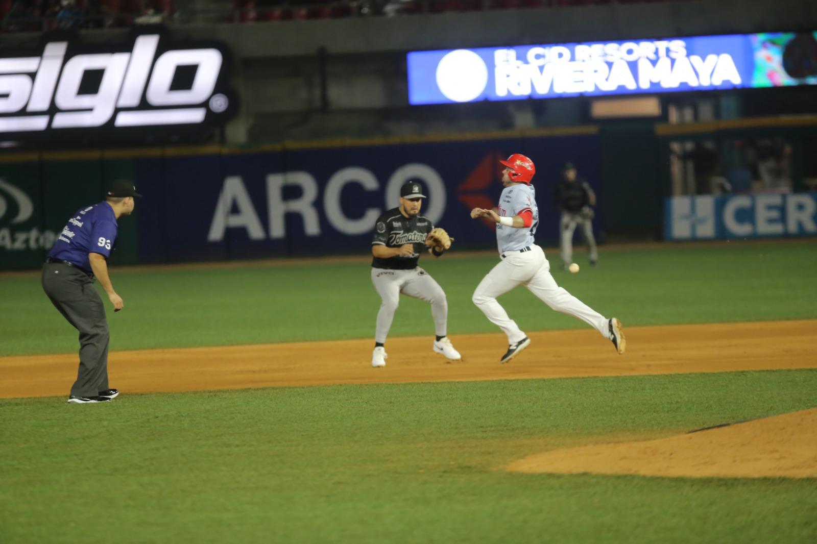 $!Tomateros sella la serie ante Venados en un tarde de doble juego en Mazatlán