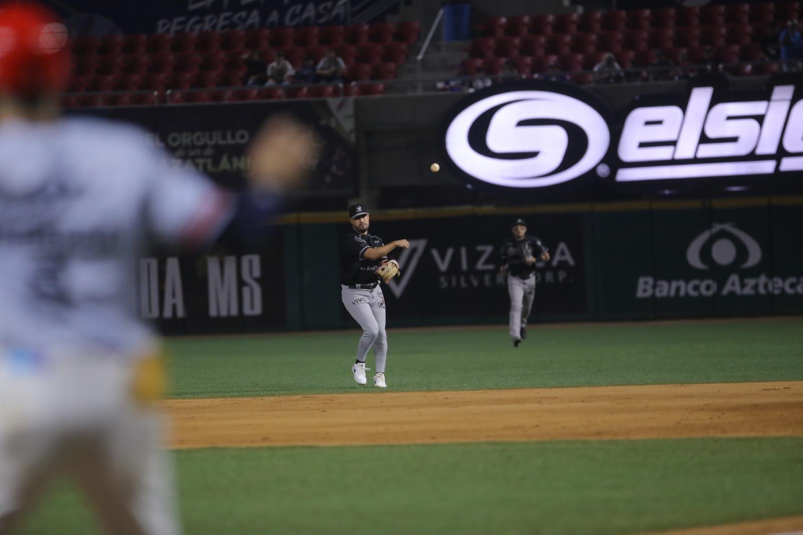 $!Tomateros sella la serie ante Venados en un tarde de doble juego en Mazatlán