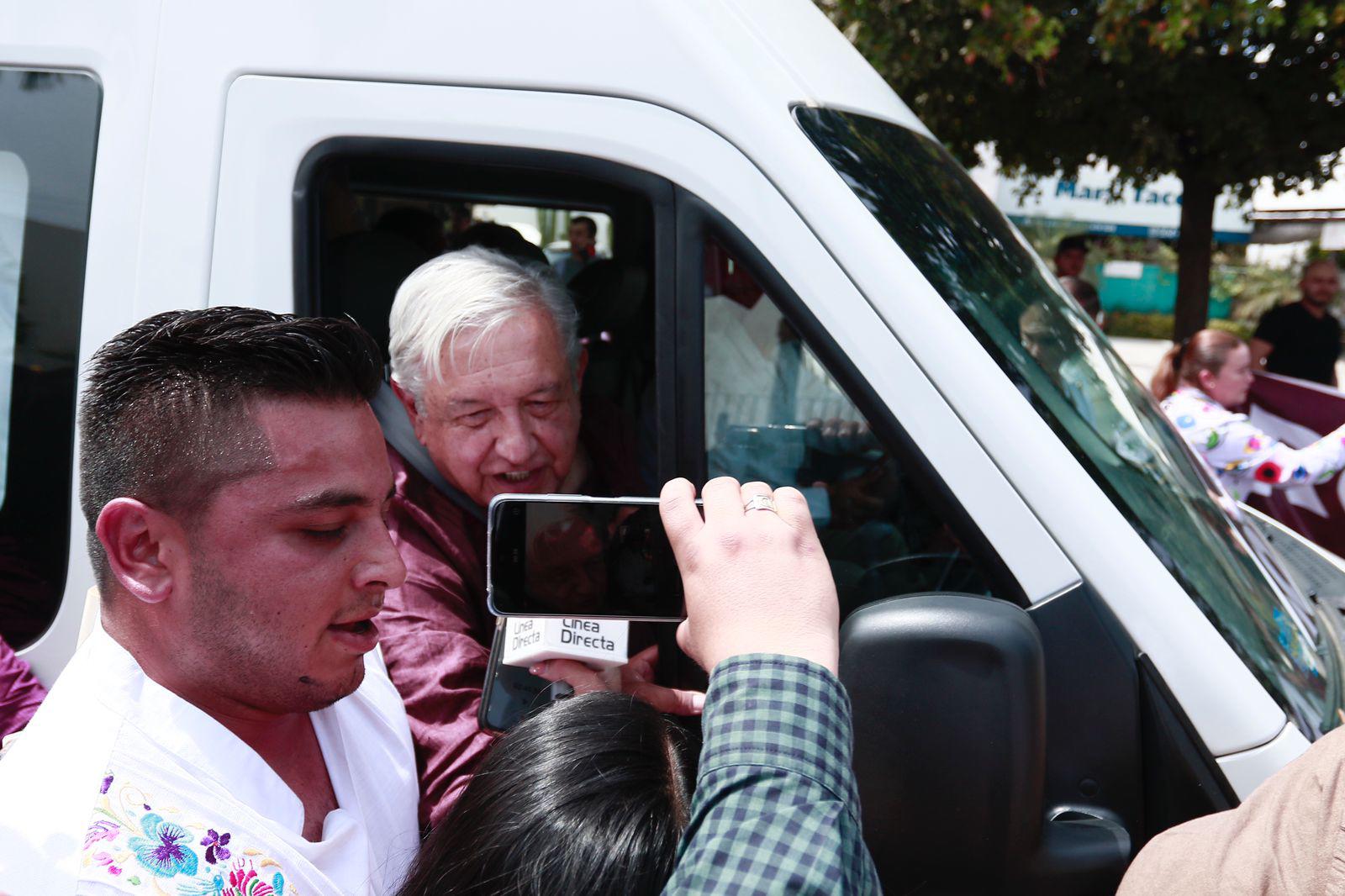 $!En medio de porras y protestas, llega AMLO a evento en Culiacán