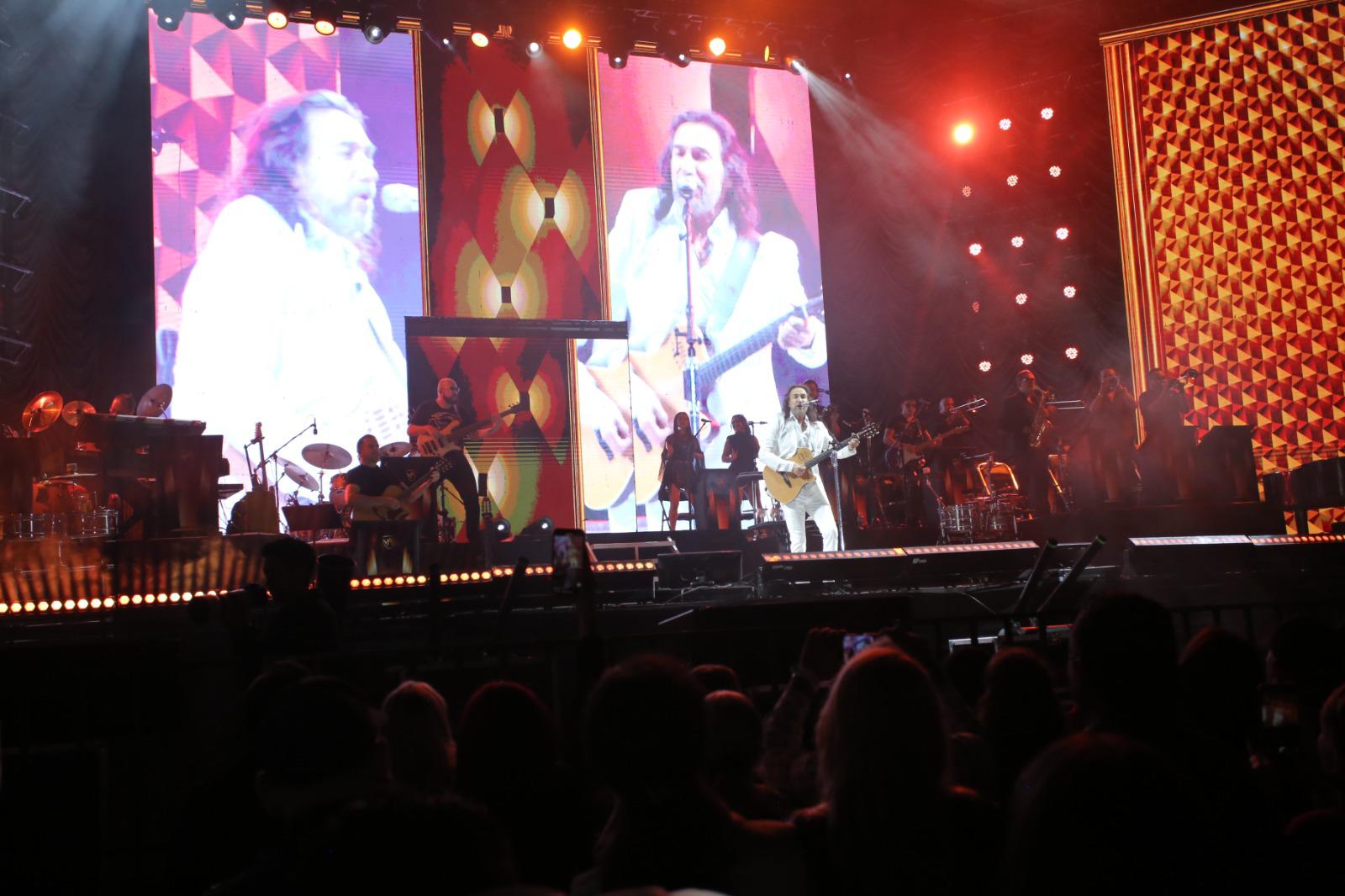 $!El cantautor cautivo con el romanticismo de sus canciones.