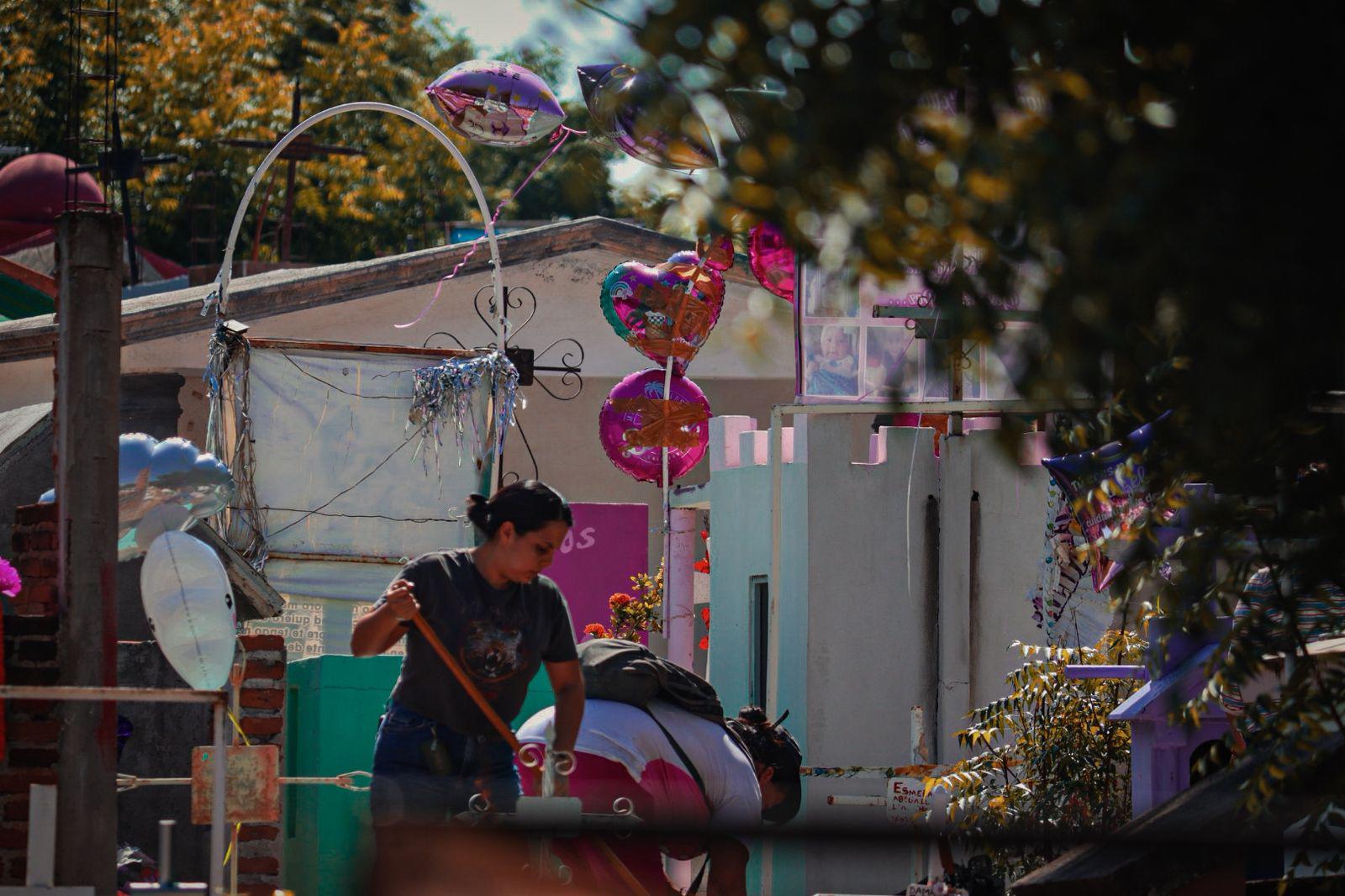 $!Culiacán inicia la celebración del Día de Muertos con flores y ofrendas en los panteones