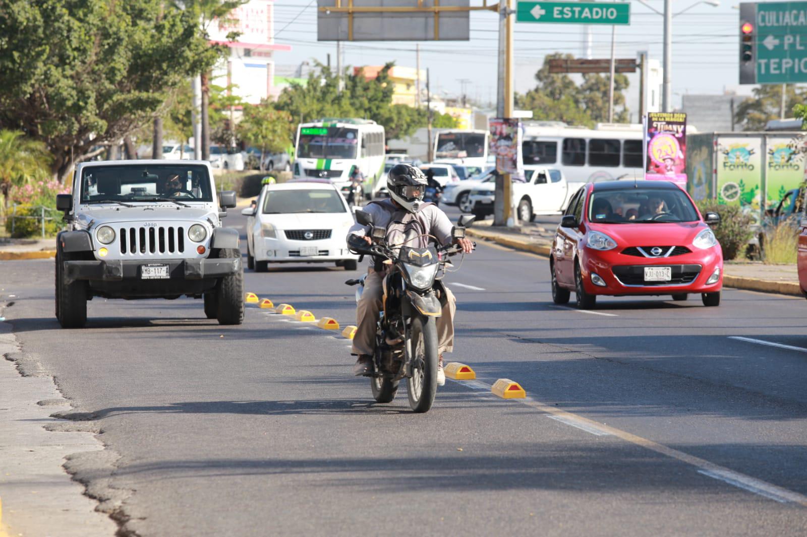 $!Colocan boyas en carril preferencial en Mazatlán