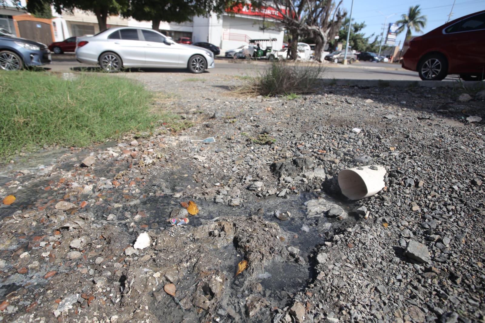 $!Denuncian fugas de aguas negras sobre la Avenida Lola Beltrán, en Mazatlán