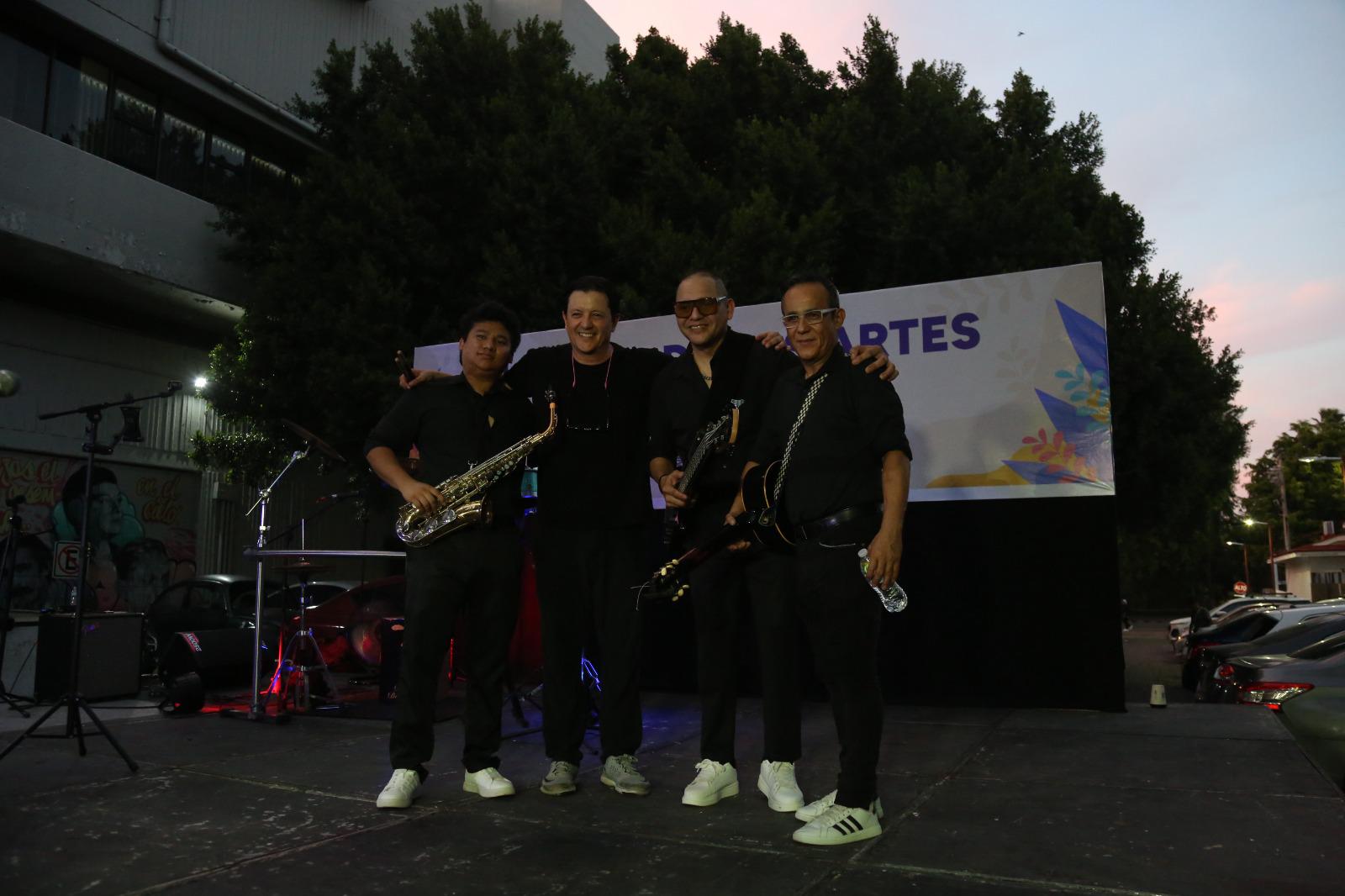 $!El artista Daniel Borrego se presenta en el festejo.