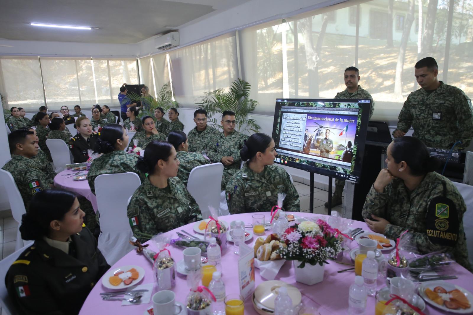 $!Reconoce Fuerzas Armadas de México a personal militar femenino en la III Región Militar