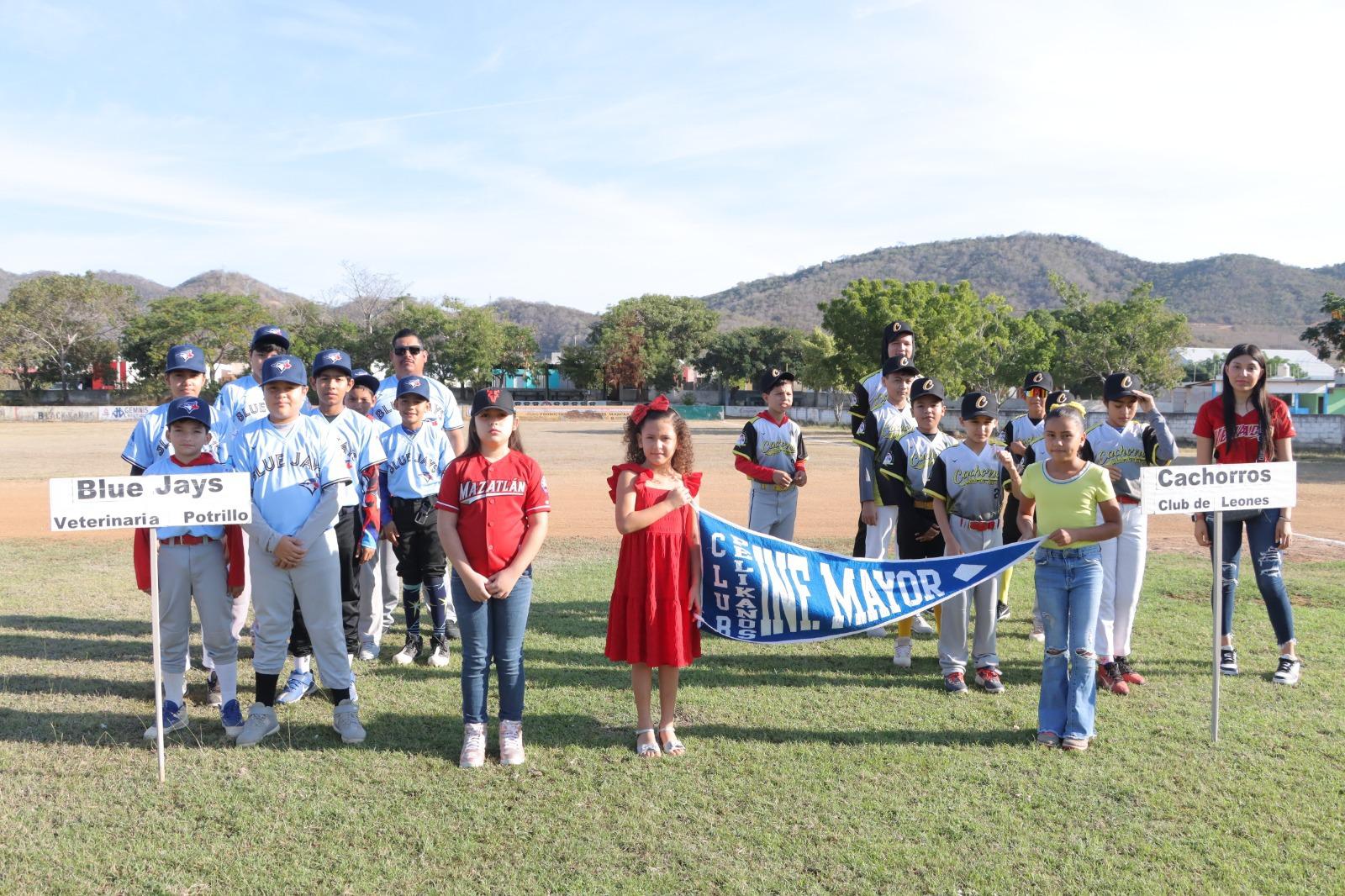 $!Club Deportivo Peli-kanos realizó su inaguración de la Temporada infantil 2025-2026, en honor a Antonio Mora Barrón