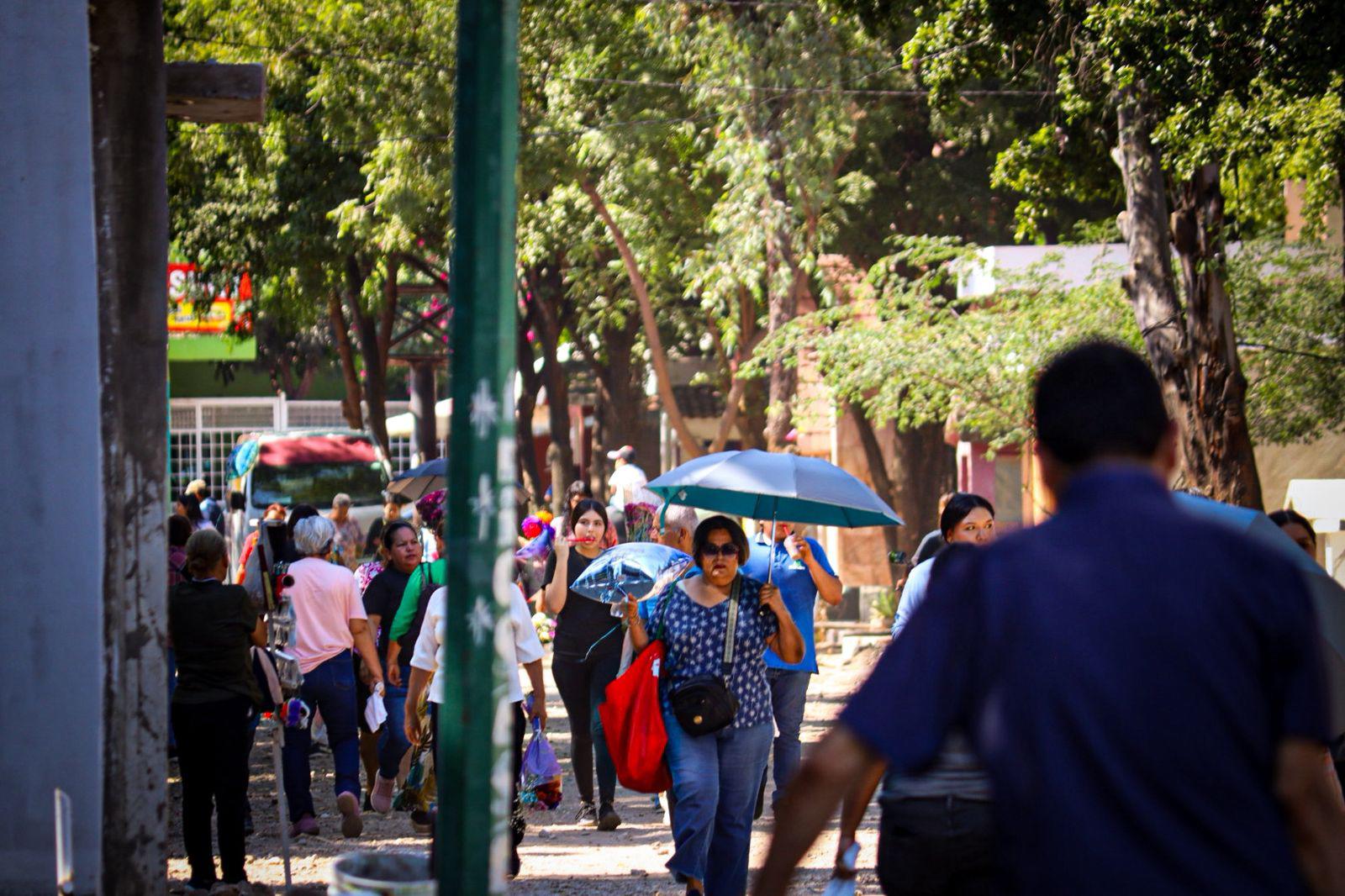 $!Culiacán inicia la celebración del Día de Muertos con flores y ofrendas en los panteones