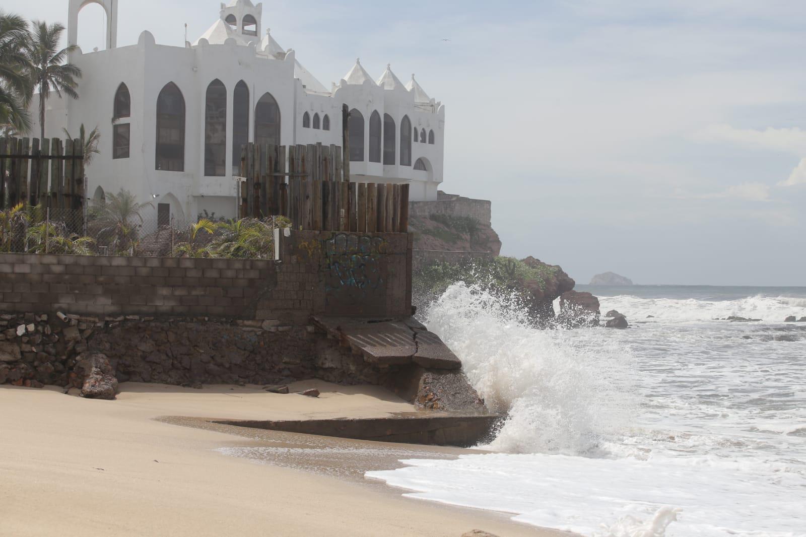 $!El oleaje provocado por ‘Kay’ en Mazatlán se vuelve un espectáculo