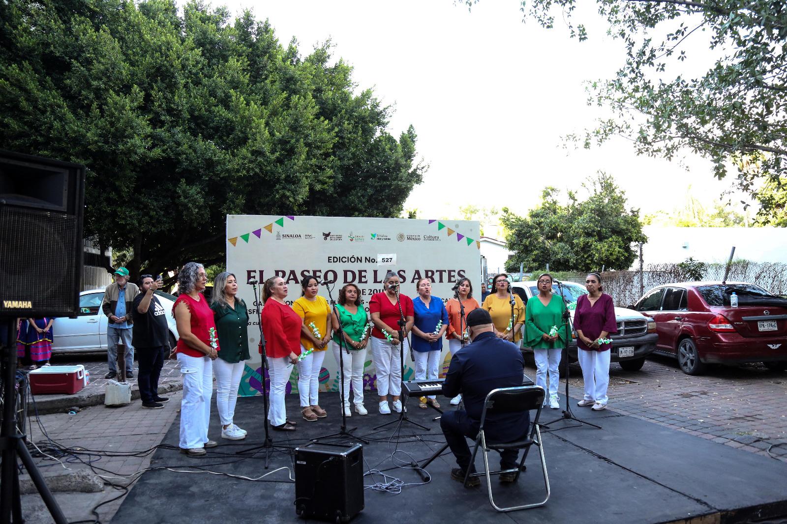 $!Bajo la dirección del maestro José Humberto Zazueta, el grupo coral Cantoría, interpretó algunos temas latinoamericanos.