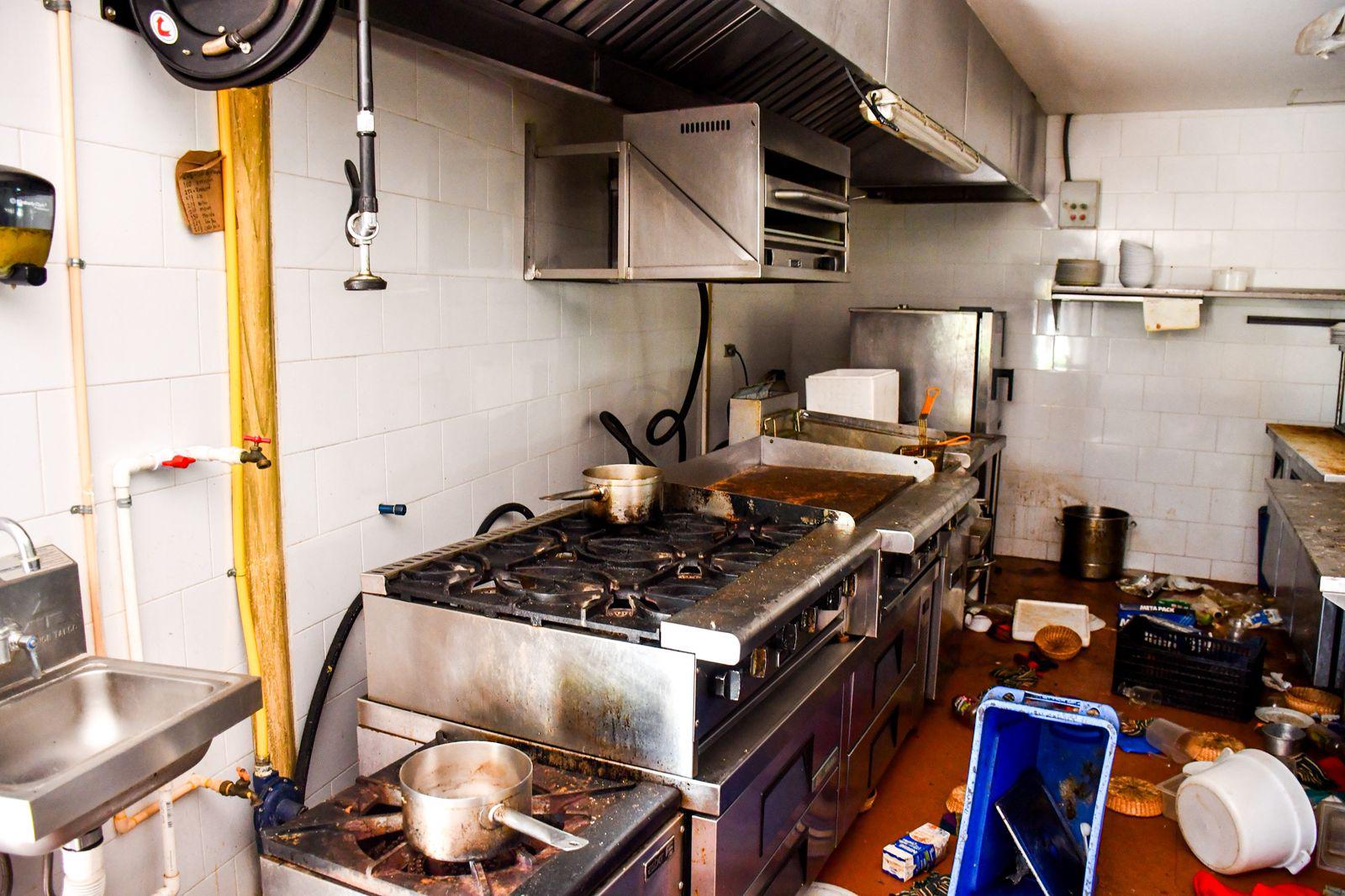 $!Los estragos del ataque armado en Altata: base sindical baleada y un hotel devastado por las llamas