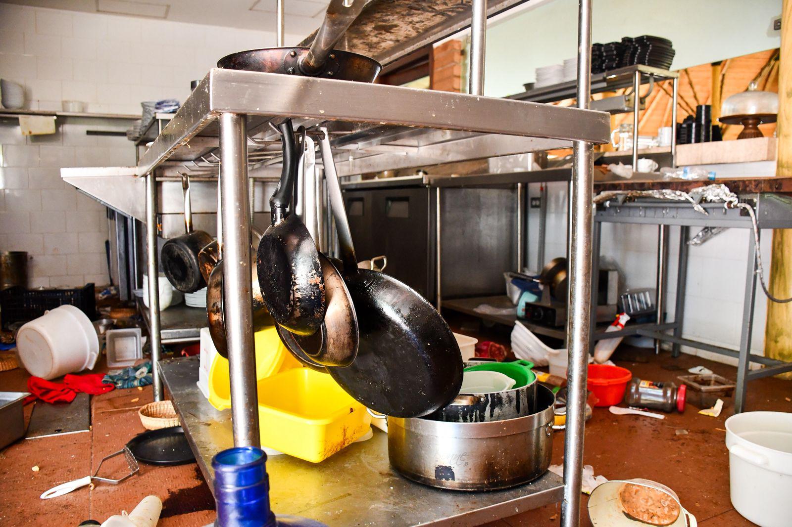 $!Los estragos del ataque armado en Altata: base sindical baleada y un hotel devastado por las llamas