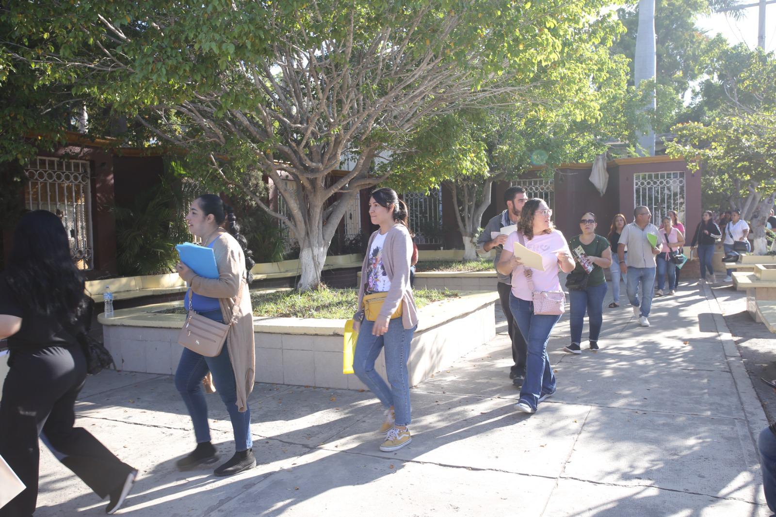 $!Reciben estudiantes de la ETI 5 526 tarjetas de la beca universal Rita Cetina