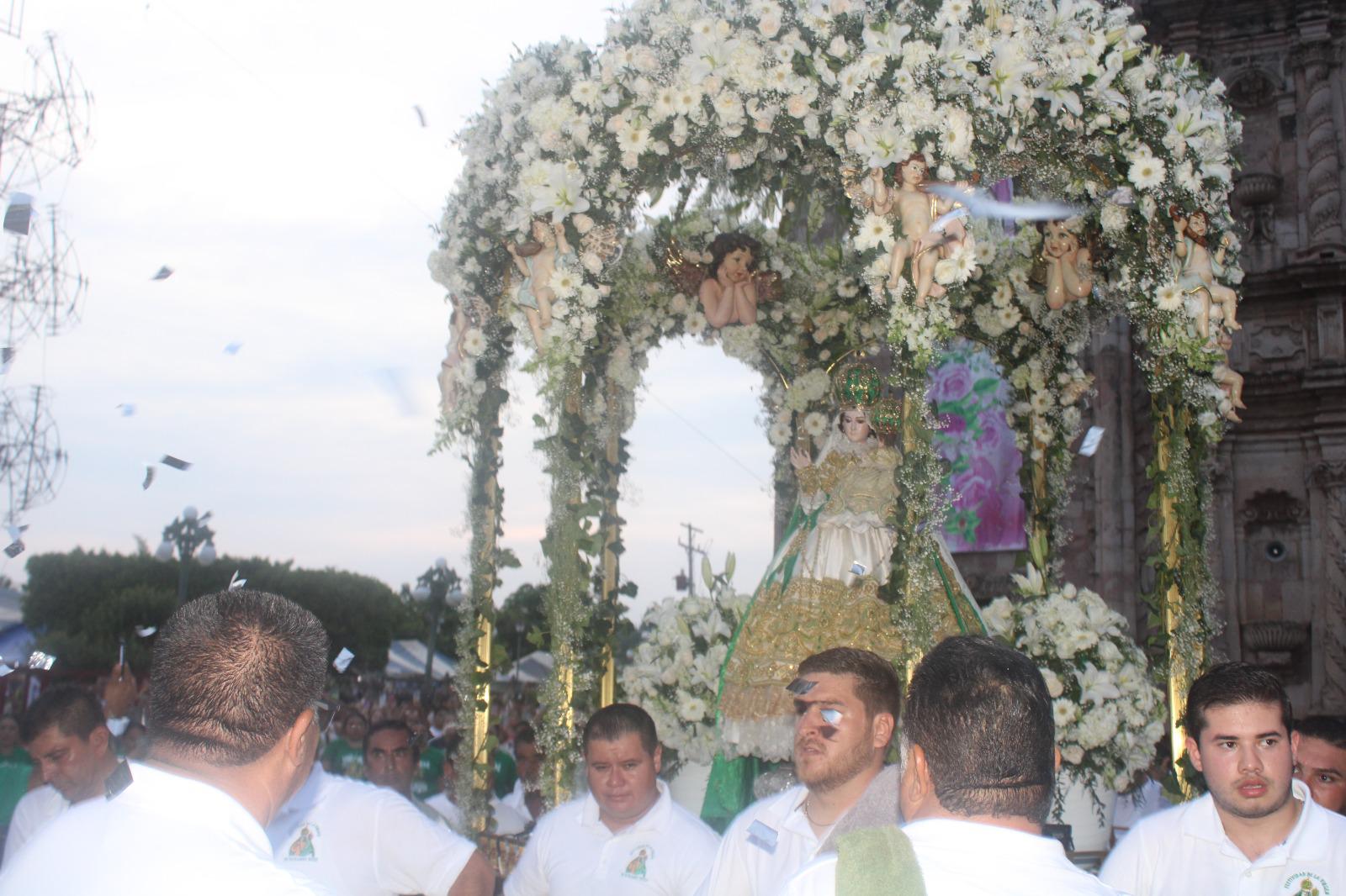 $!Intenso calor aviva fervor en feligreses durante la edición 294 de la solemnidad de la Virgen del Rosario