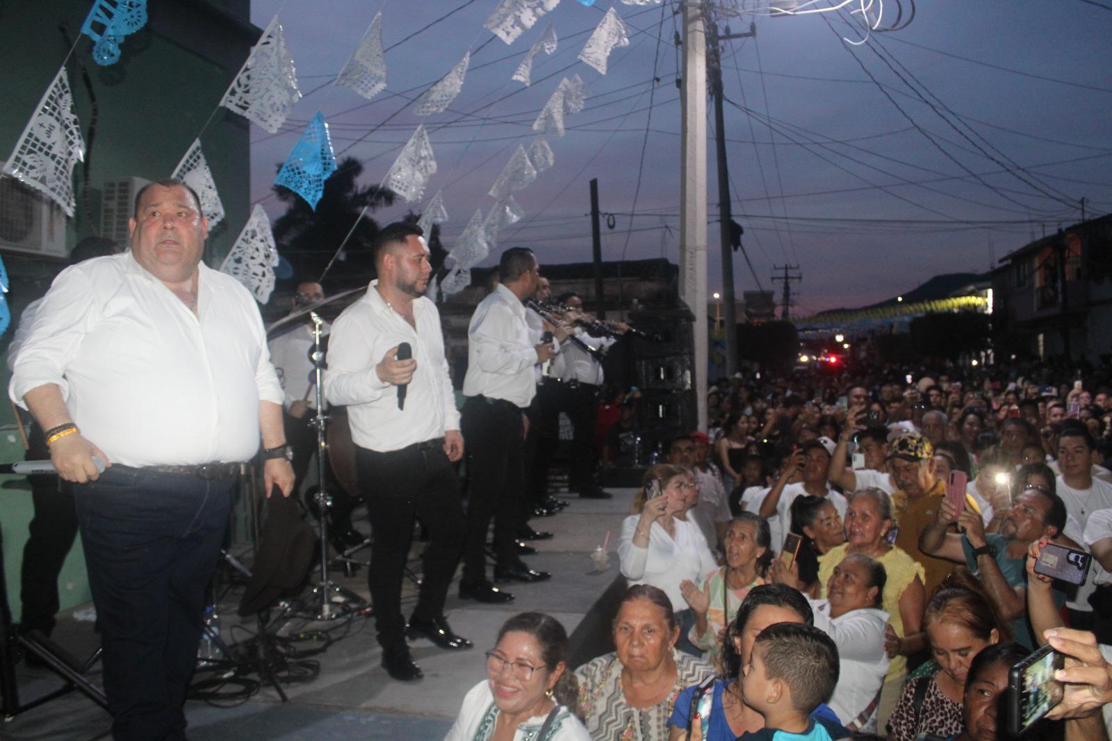 $!Le canta por primera vez ‘El Coyote’ a la Virgen del Rosario