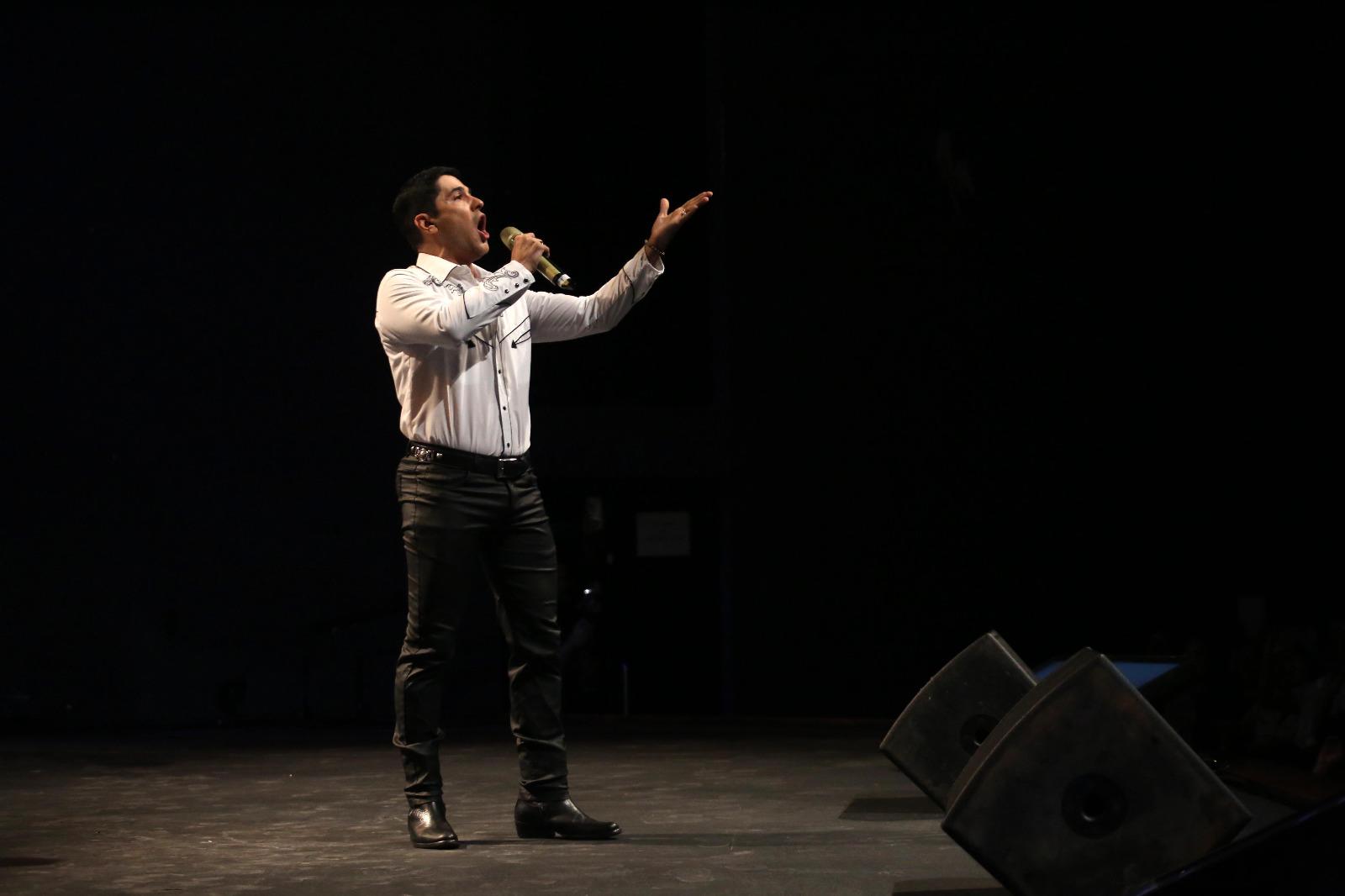 $!Adrián Varela se sumó a la fiesta mexicana.