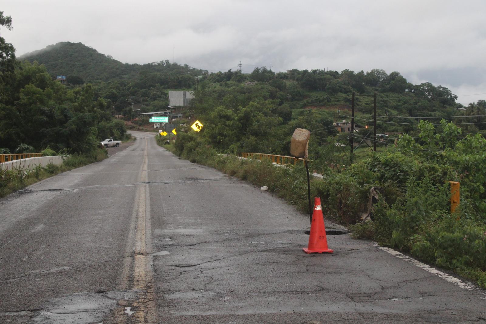 $!Lluvias dejan dos hundimientos en carreteras de Rosario