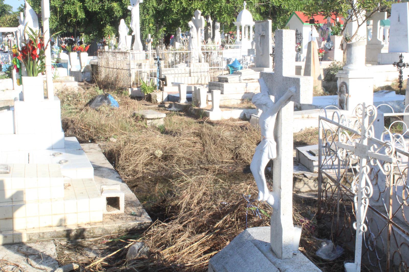 $!‘Brotan’ quejas sobre limpieza y seguridad en panteón municipal de Rosario