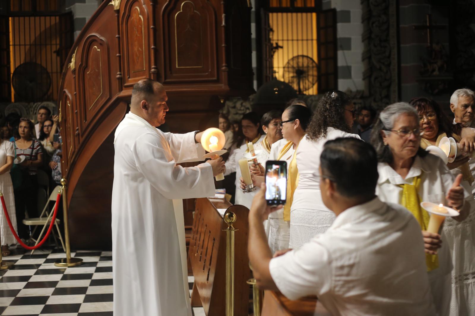 $!Bendición del fuego ilumina la Vigilia Pascual en la Catedral de Mazatlán