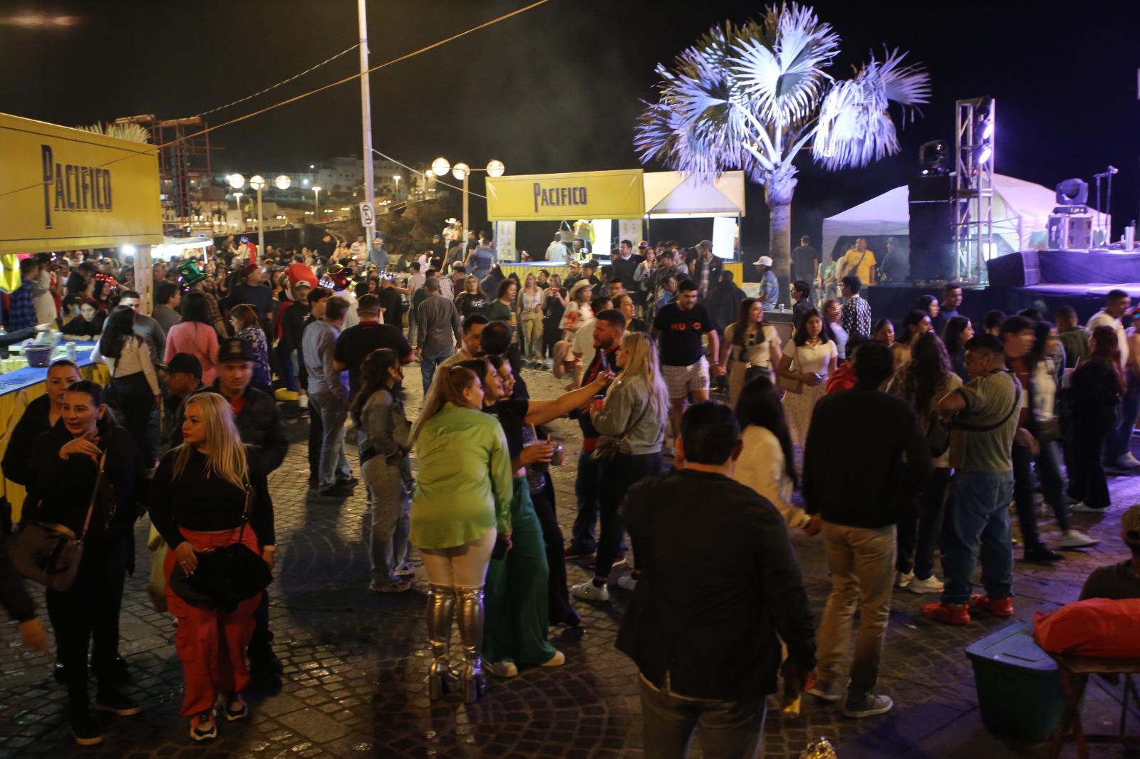 $!Acuden miles de personas del Carnaval a Olas Altas y la Plazuela Machado