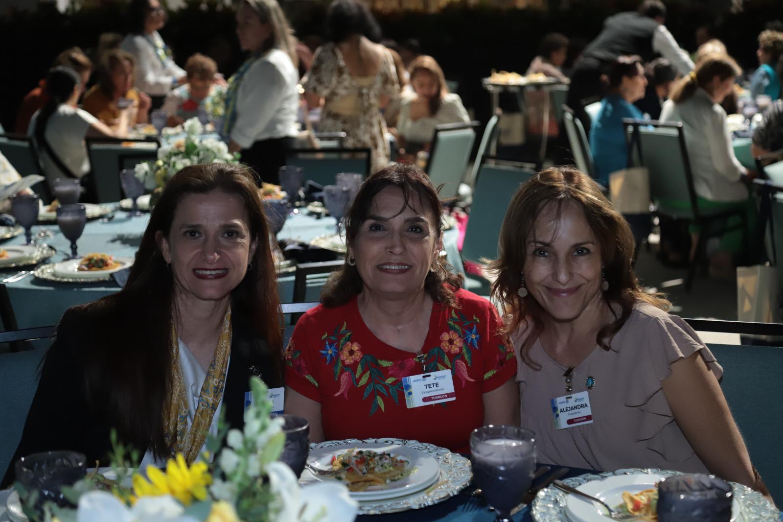 $!Sonia Elizondo, Tete Villarreal y Ale Alatorre, de Torreón.