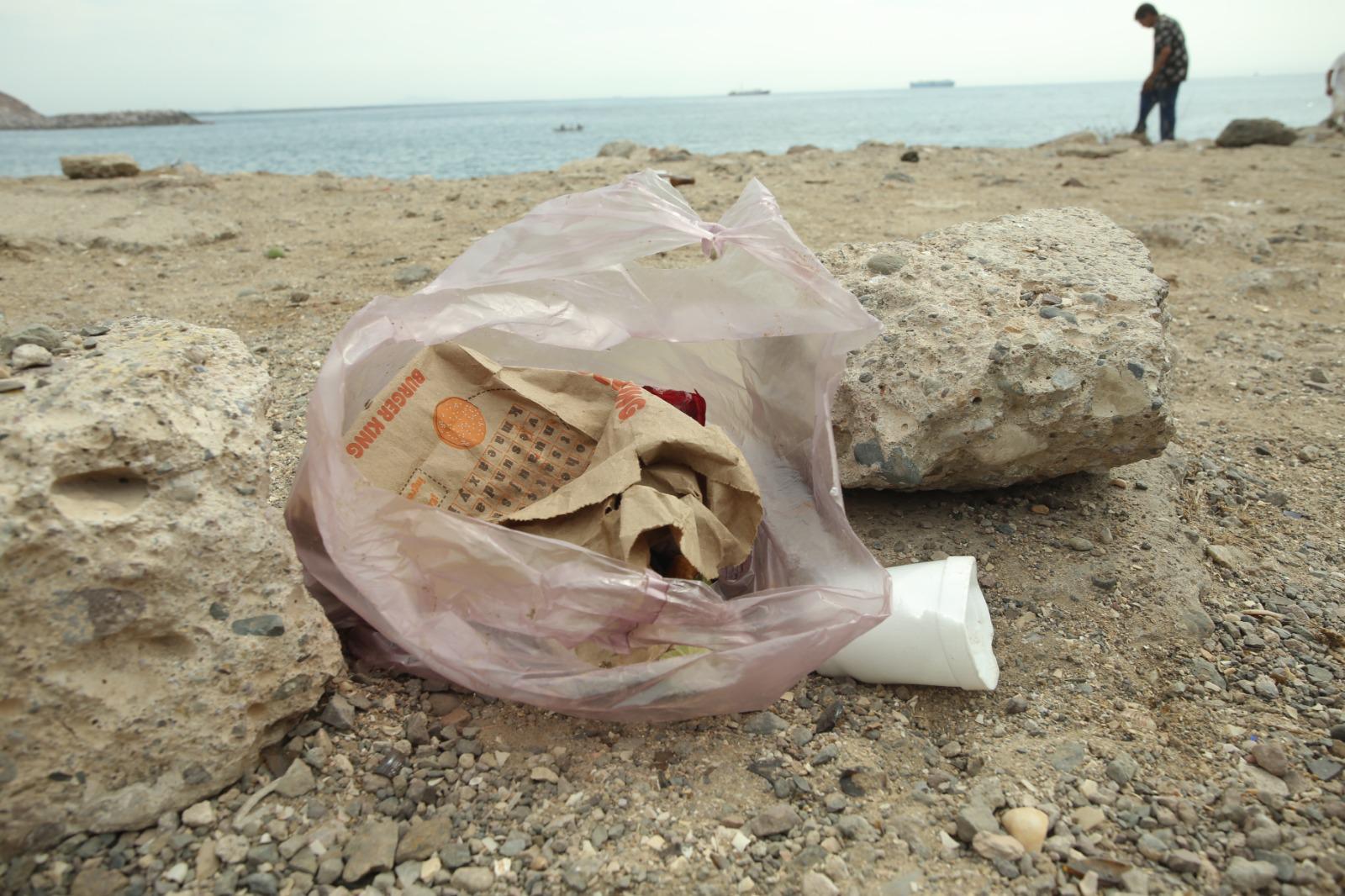 $!Escollera del Faro presenta grave problema de basura en la zona