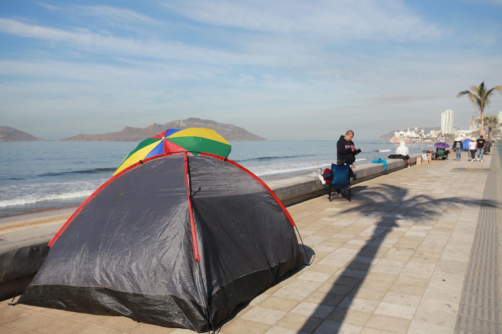 $!Llegan más al malecón a apartar lugar para desfile del Carnaval