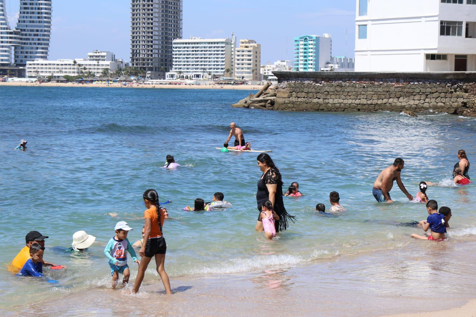 $!Playas de Mazatlán atraen a turistas nacionales en puente vacacional