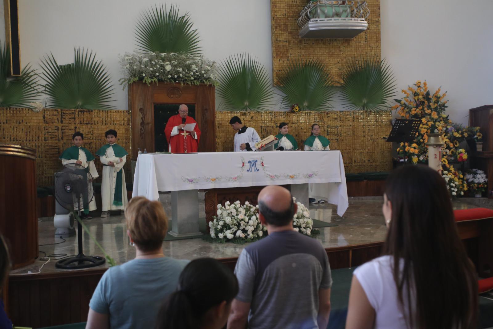 $!Feligreses de San Judas Tadeo profesan su fe durante la bendición de palmas
