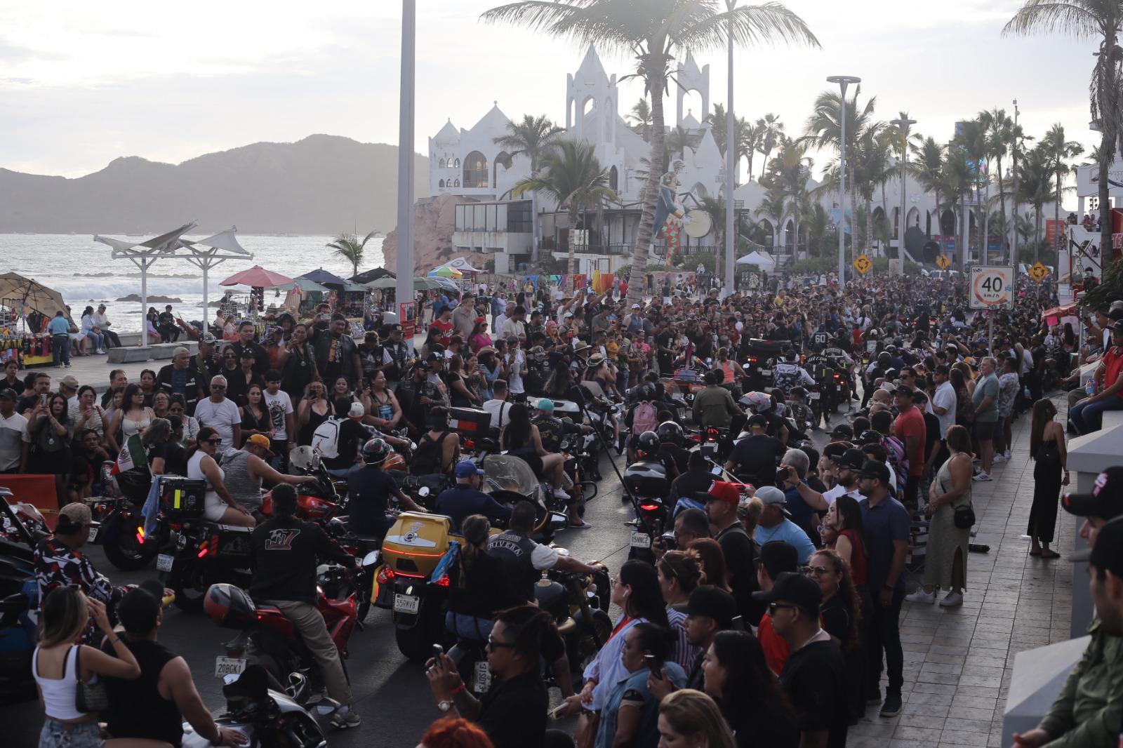 $!Rugen los motores en el magno desfile de la Semana de la Moto Mazatlán 2026