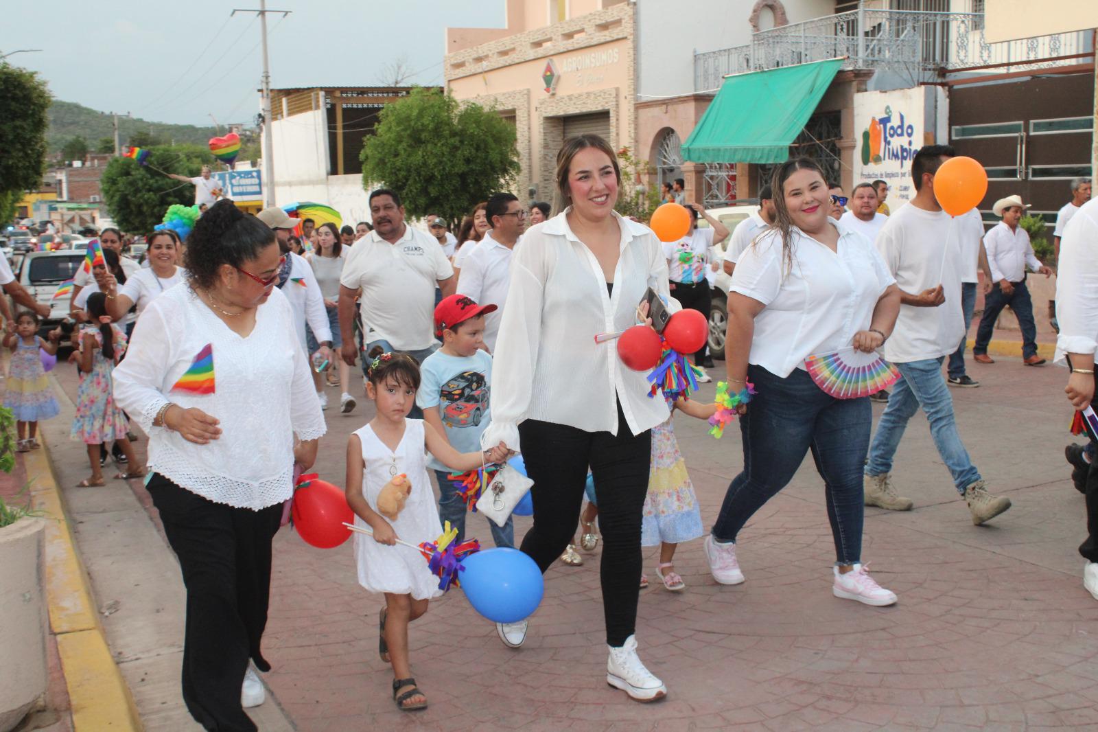 $!Marcha LGBT+ en Rosario se viste de blanco en memoria de víctimas de crímenes de odio