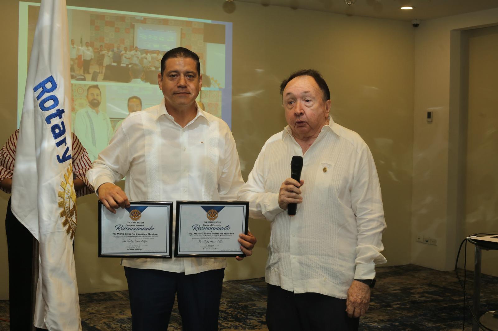 $!Mario Gilberto González recibe doble reconocimiento.
