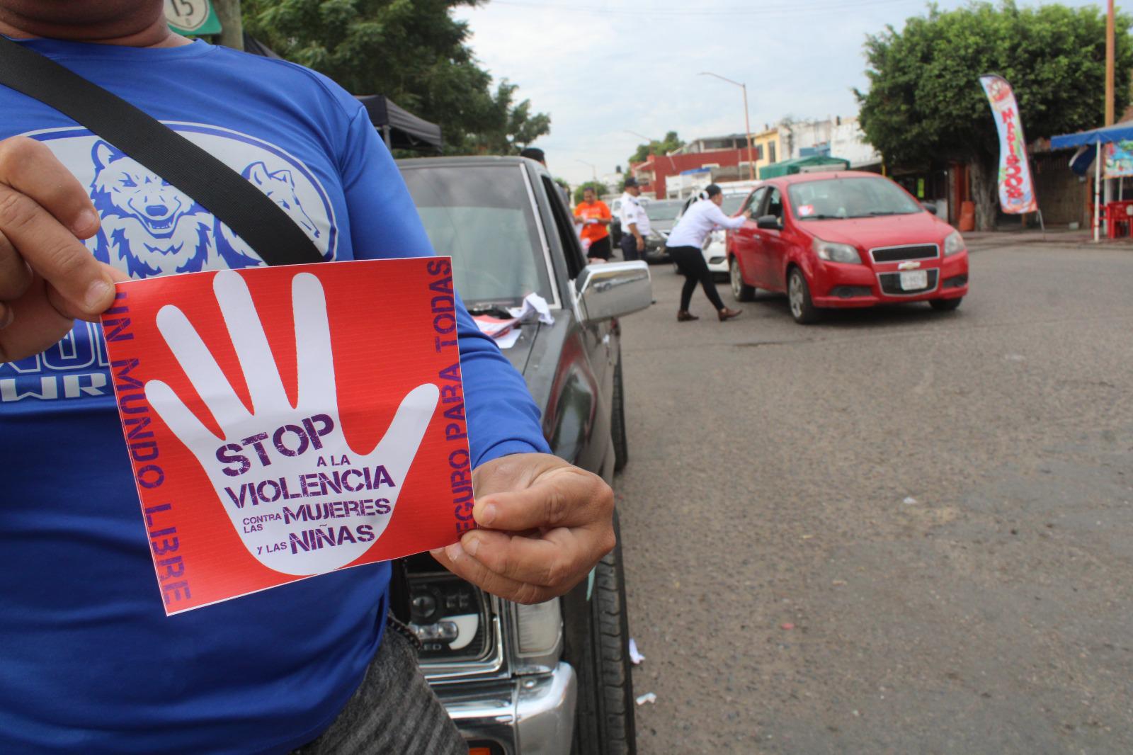 $!Instituciones de Rosario pegan calcas por la no violencia contra mujeres, niñas y adolescentes