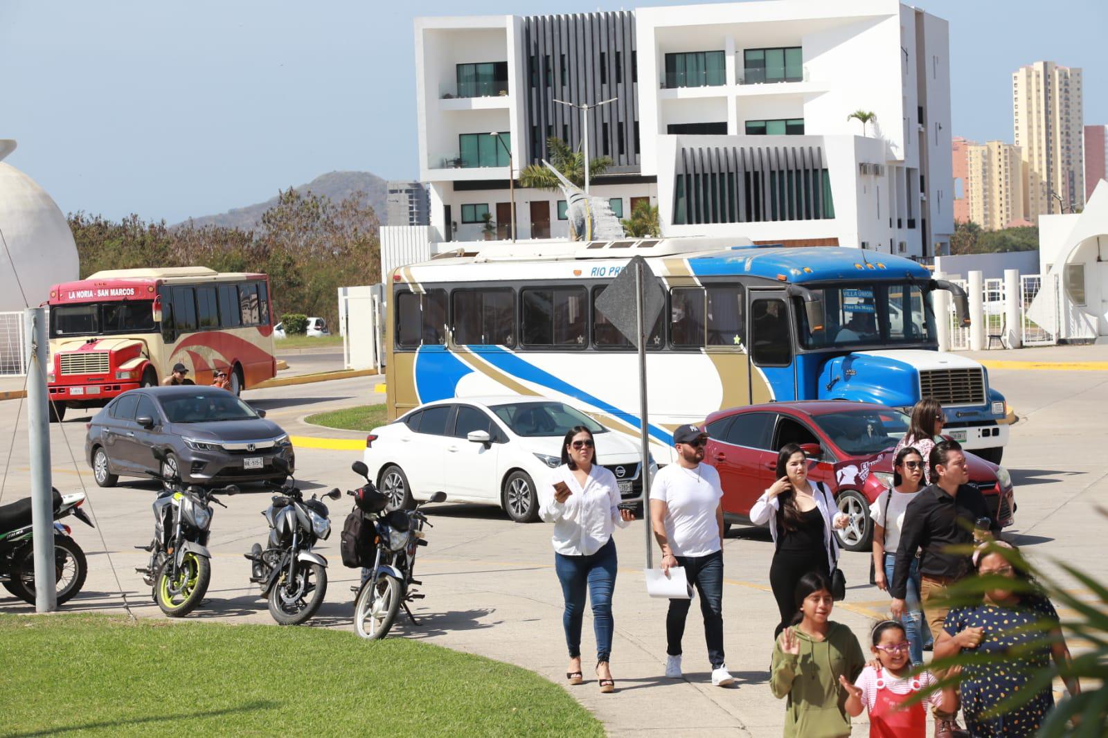 $!Se saturan vialidades que dan al Centro del Convenciones por visita de Claudia Sheinbaum