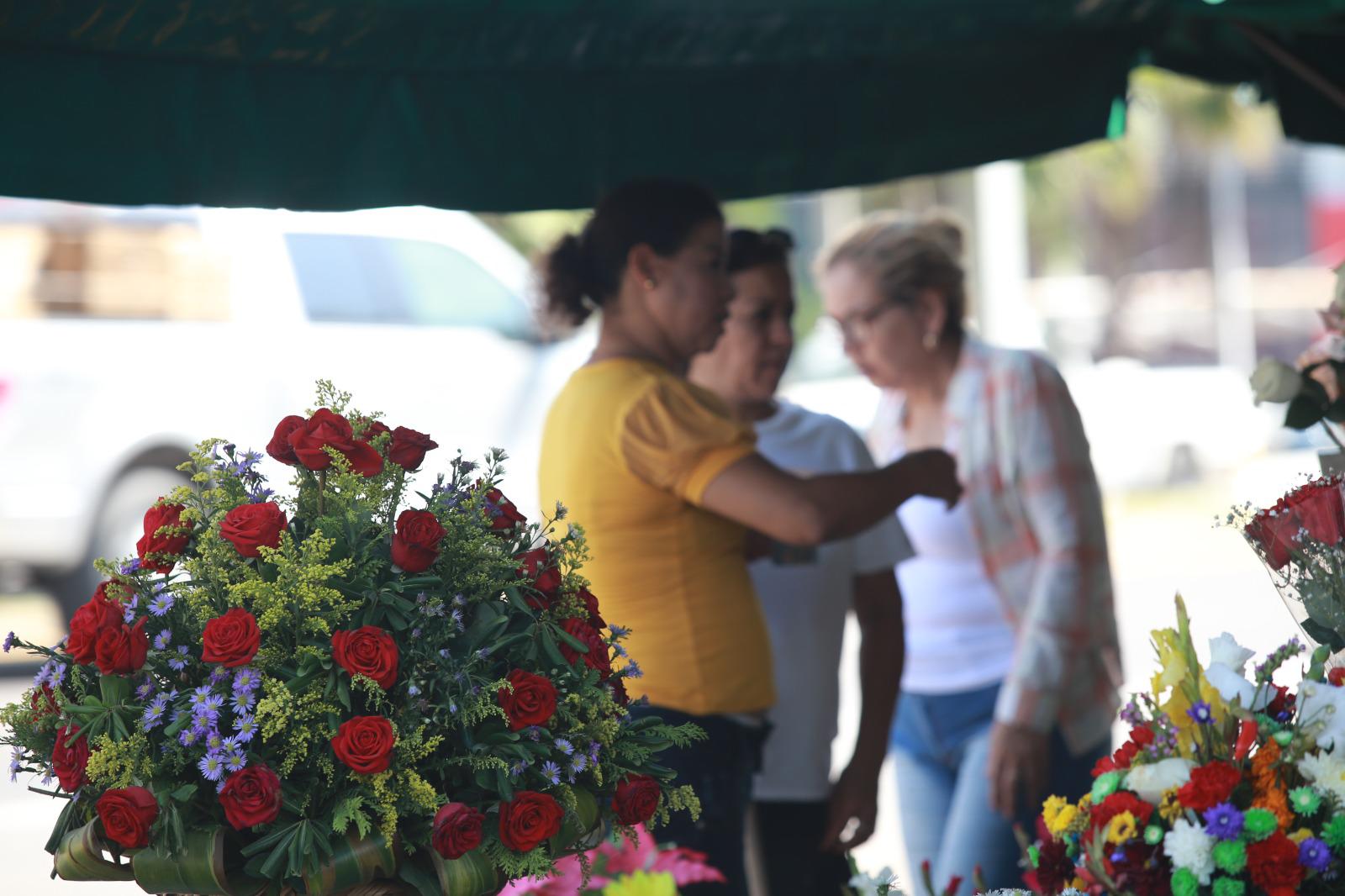 $!Familias acuden a limpiar las tumbas para celebrar el Día de Muertos en Mazatlán