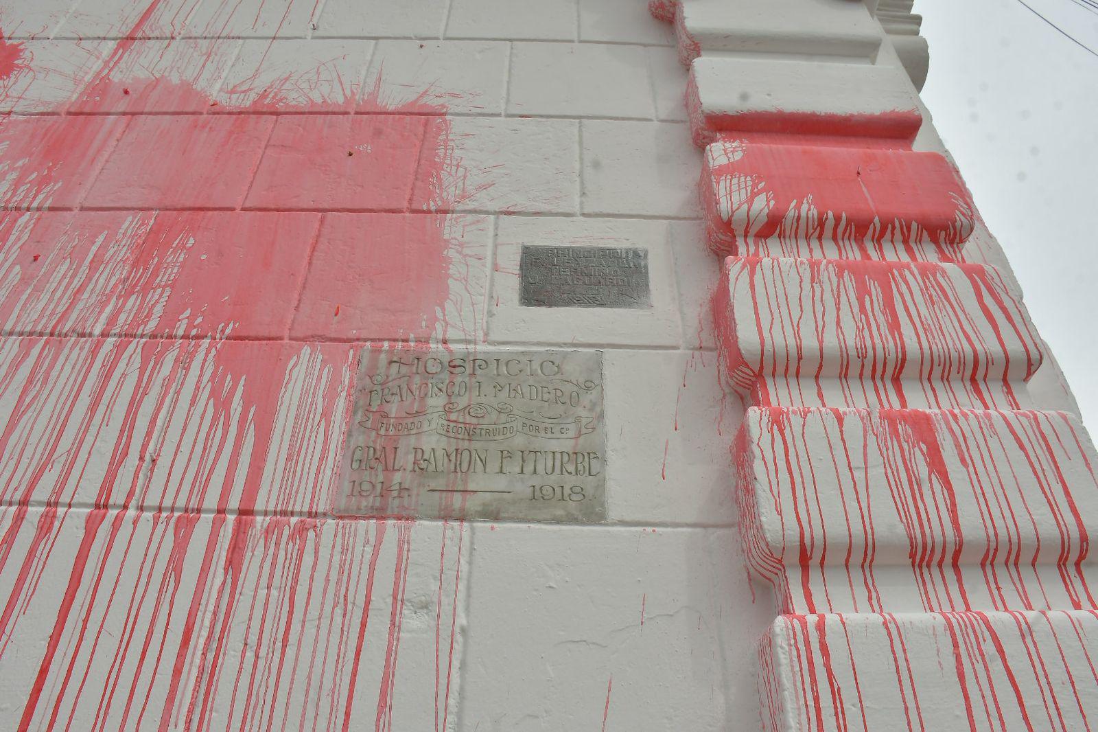 $!Marcha del 8M en Culiacán culmina con pintas en el Ayuntamiento