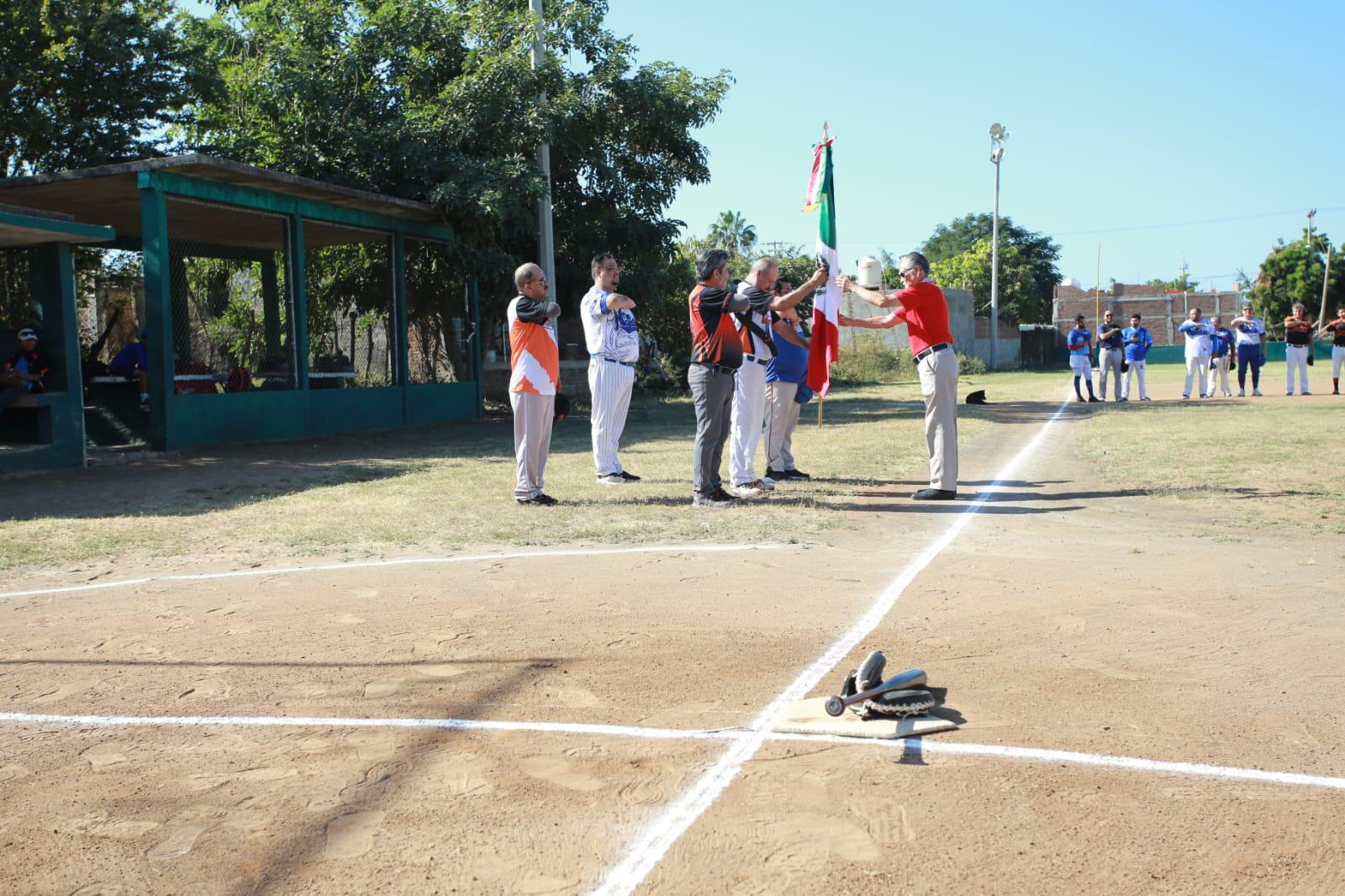 $!Cantan playball en la Liga de Beisbol Magisterial, en el Club Sarabia