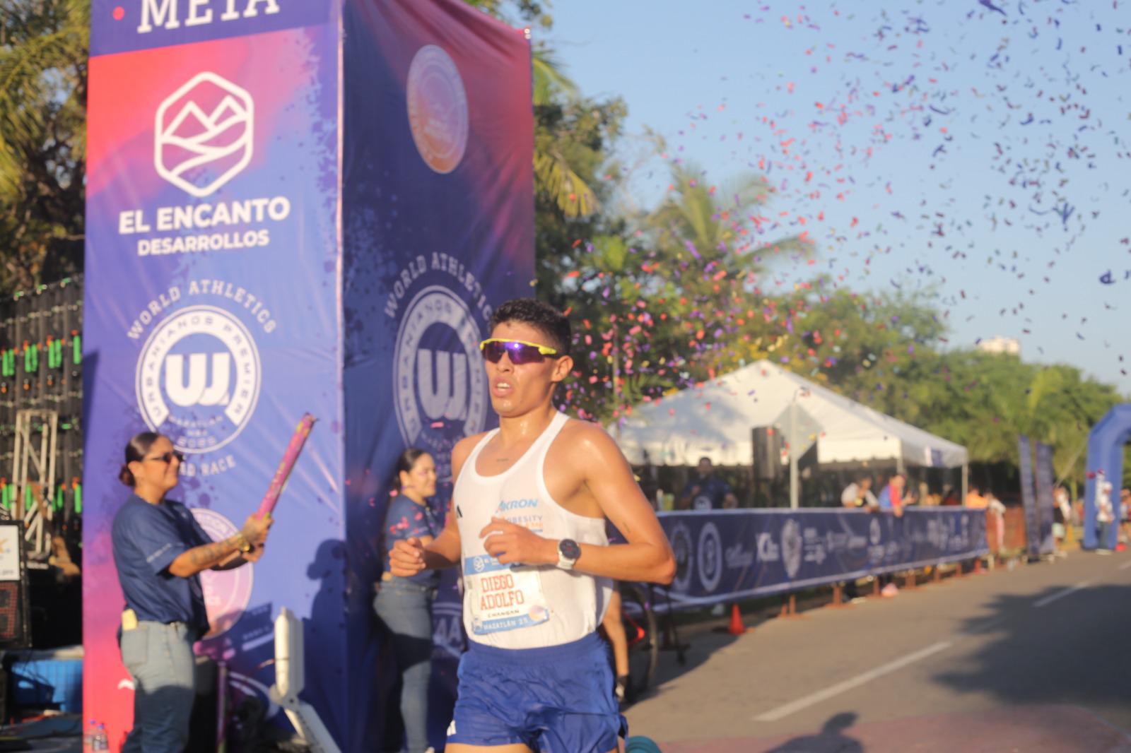 $!¡Tricampeón! Diego Bárcenas rompe su propio récord en Carrera Urbanianos Premier
