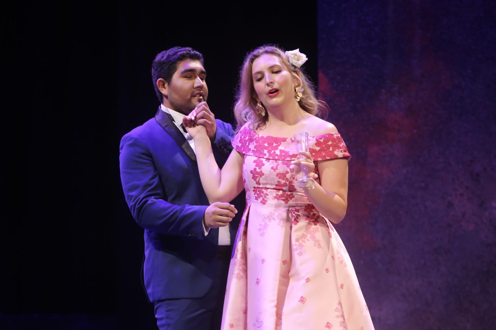 $!El tenor Luis Cornejo encarnó a Alfredo Germont el desbocado e impetuoso amante de Violeta Valery, que fue protagonizado por la soprano Jaime Marie Webb.