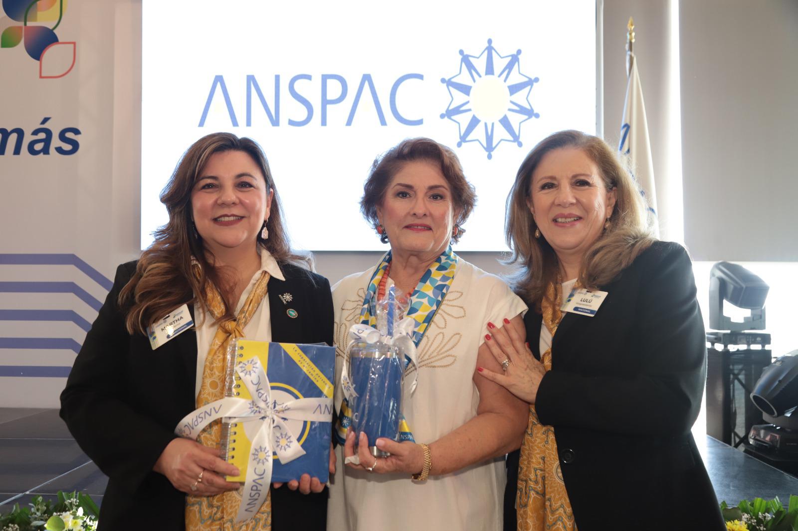 $!Coco Urrea de Valadés, quien será la nueva presidenta de Anspac Mazatlán para el ciclo 2025-2027, entre Martha González de Manrique y Lourdes Cervantes de Barradas, presidenta y vicepresidenta, respectivamente, del Comité Nacional de Anspac.