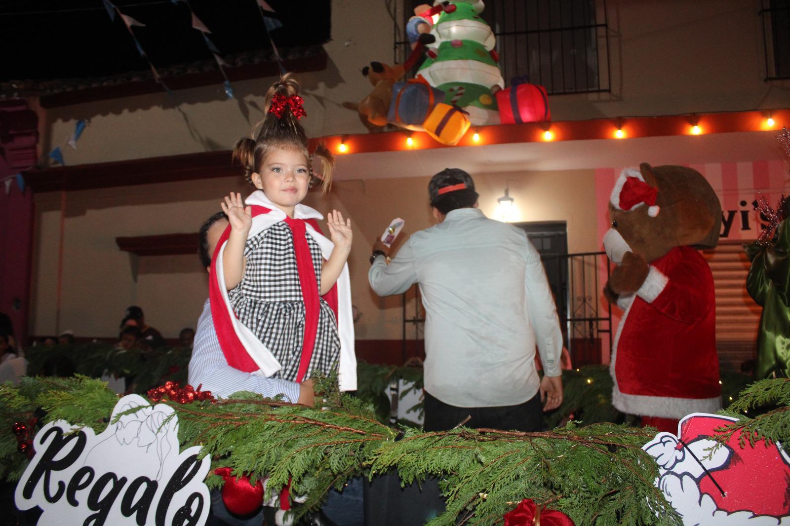 $!Lluvias no frenan desfile de luces y gala navideña en Rosario